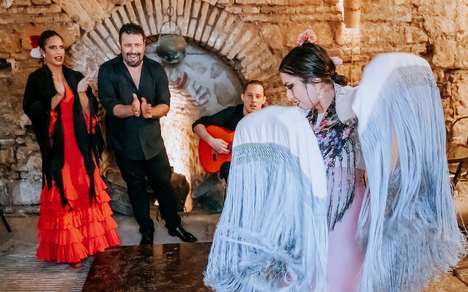 Flamenco nastup u Tablao en Baños Árabes de Santa María uz plesače i gitarista.