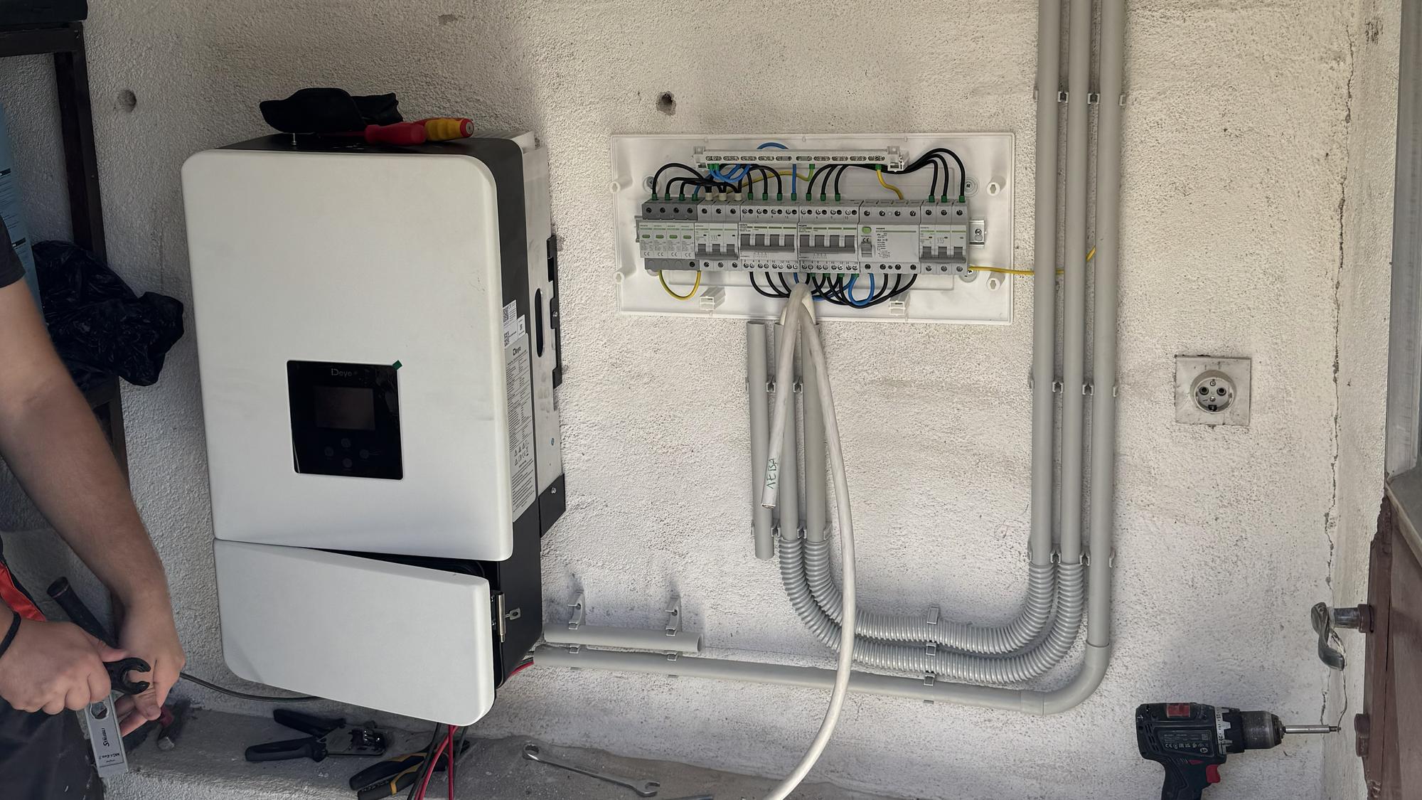 Hibridni invertor od 10 kW i razvodni orman sa zaštitnom opremom tokom montaže solarne elektrane za domaćinstvo