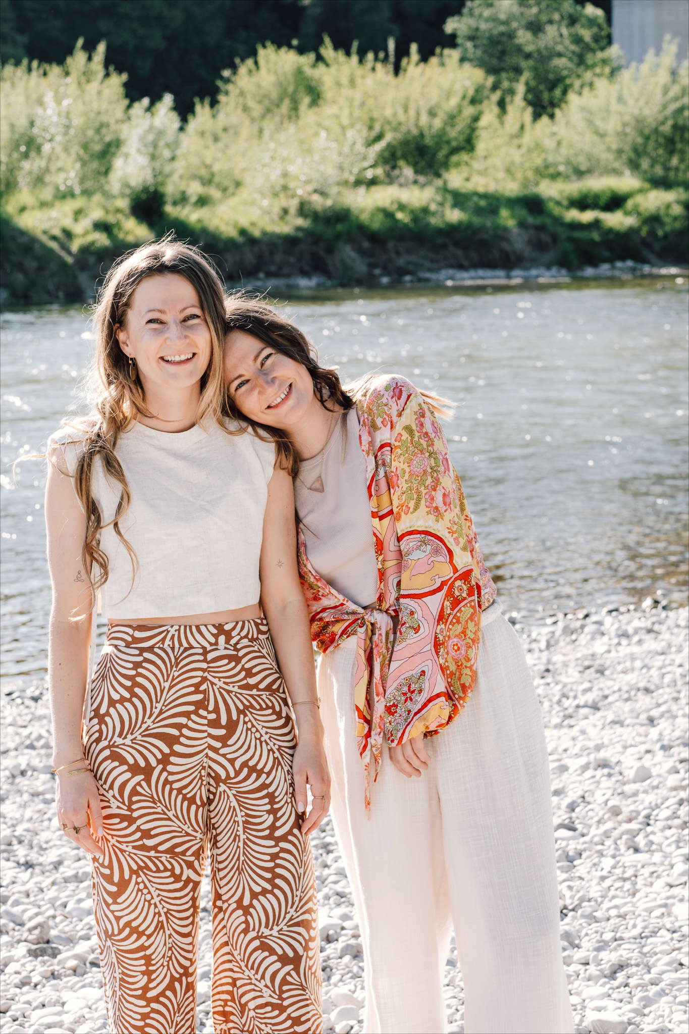 Franzi und Noni an Flussufer