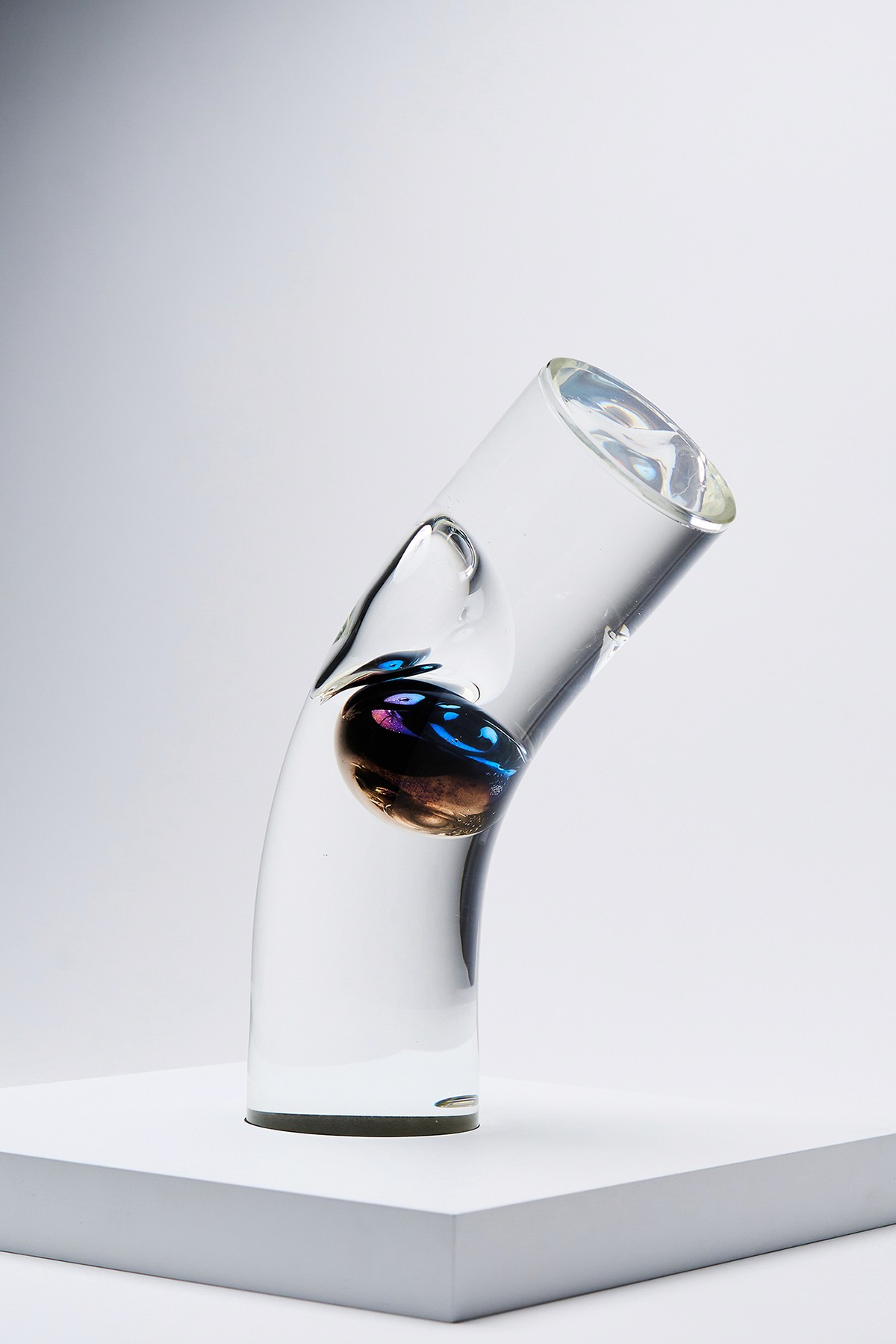 Span 1 | Borosilicaatglas, siliconen, staal, vlamgeanodiseerd chroom, MDF en acryl | 42 x 42 x 40cm - 2 uren 15 minuten