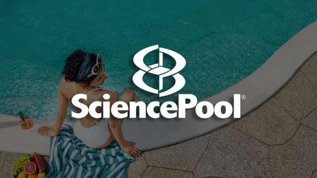 Fotografía de una mujer sentada a la orilla de una piscina, sumergiendo los pies en el agua mientras sostiene una bebida y un plato con fruta.