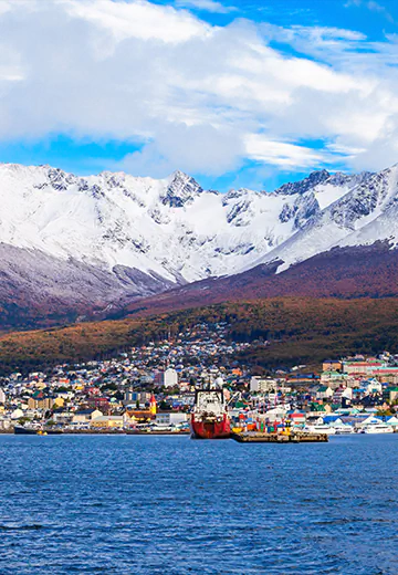 Pessoas com trajes tradicionais andinos coloridos em celebração cultural em praça histórica de Cusco, no Peru