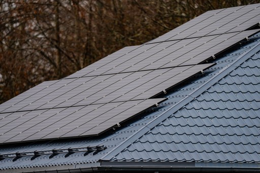 Solarmodule auf einem modernen Dach – effiziente und nachhaltige Energieerzeugung durch hochwertige Photovoltaikanlagen.