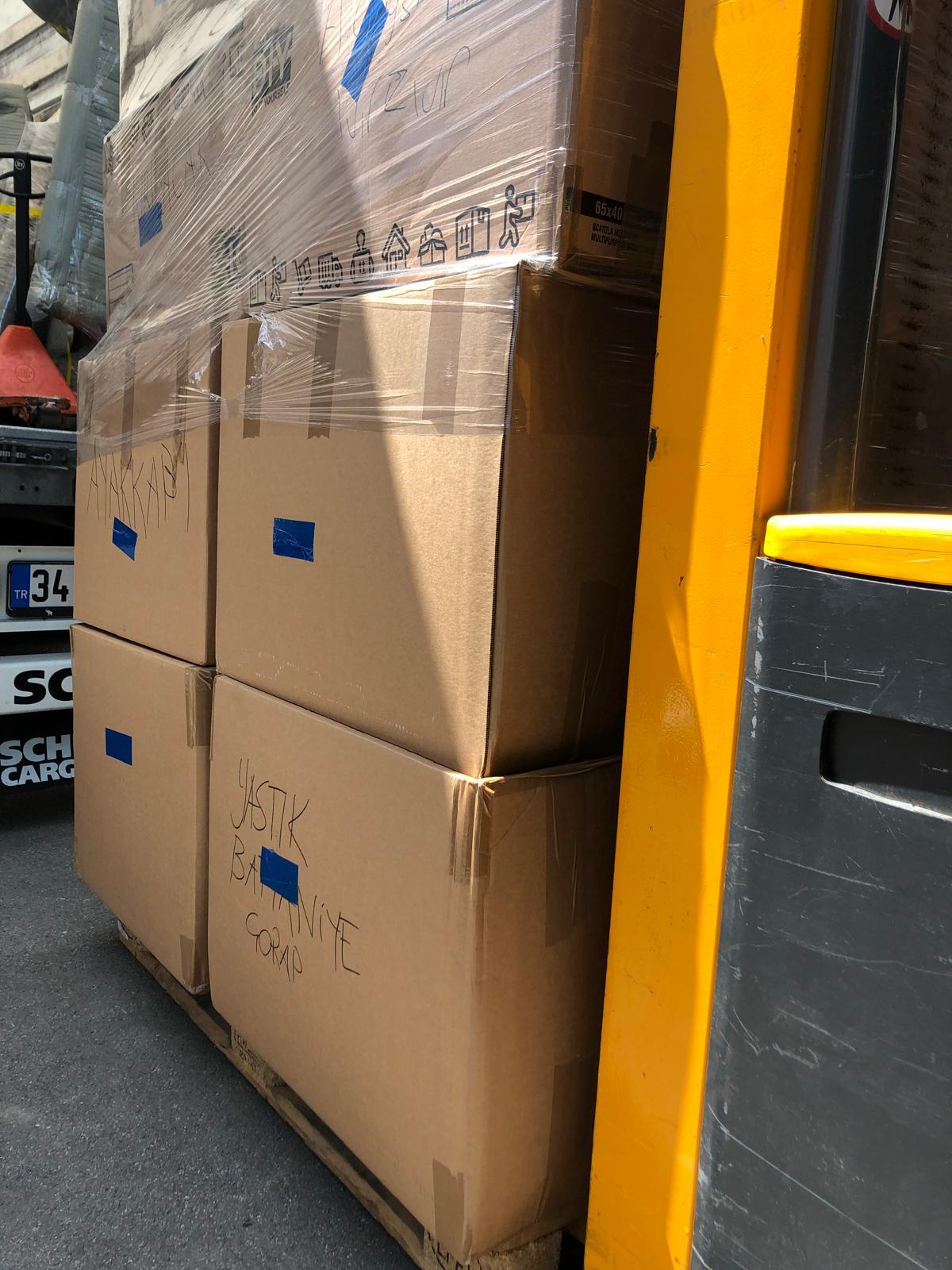 Mitarbeiter laden Kartons in einen LKW für die Türkei