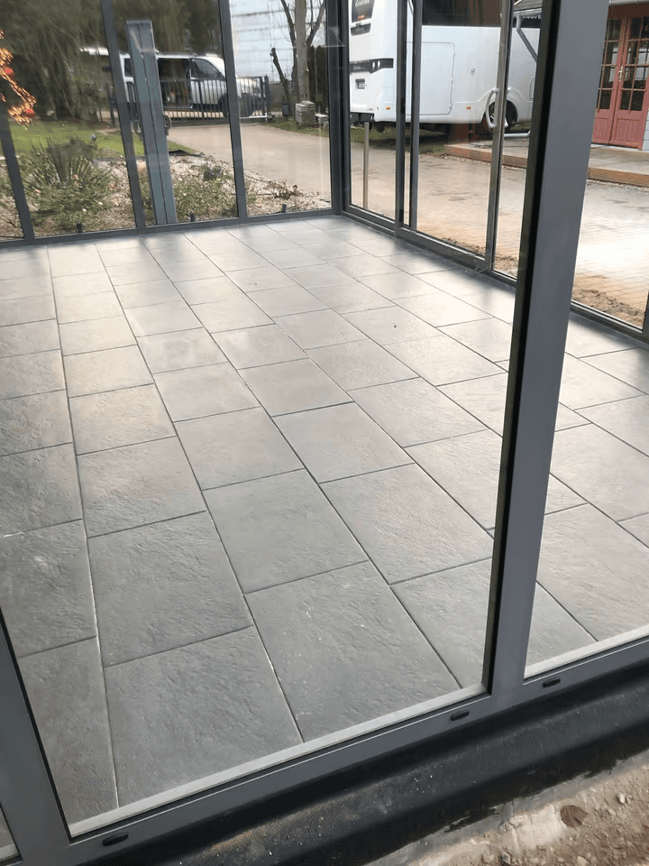 Professionell verlegte Pflasterfläche in Wintergartenoptik – Pflasterarbeiten von MB Dienstleistungen in Waren (Müritz)