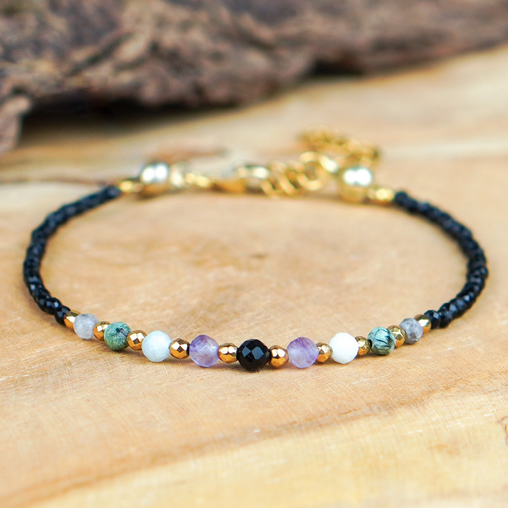 Bransoletka zodiakalna dla Ryby z kamieni naturalnych zapinana regulowana kolor złoty