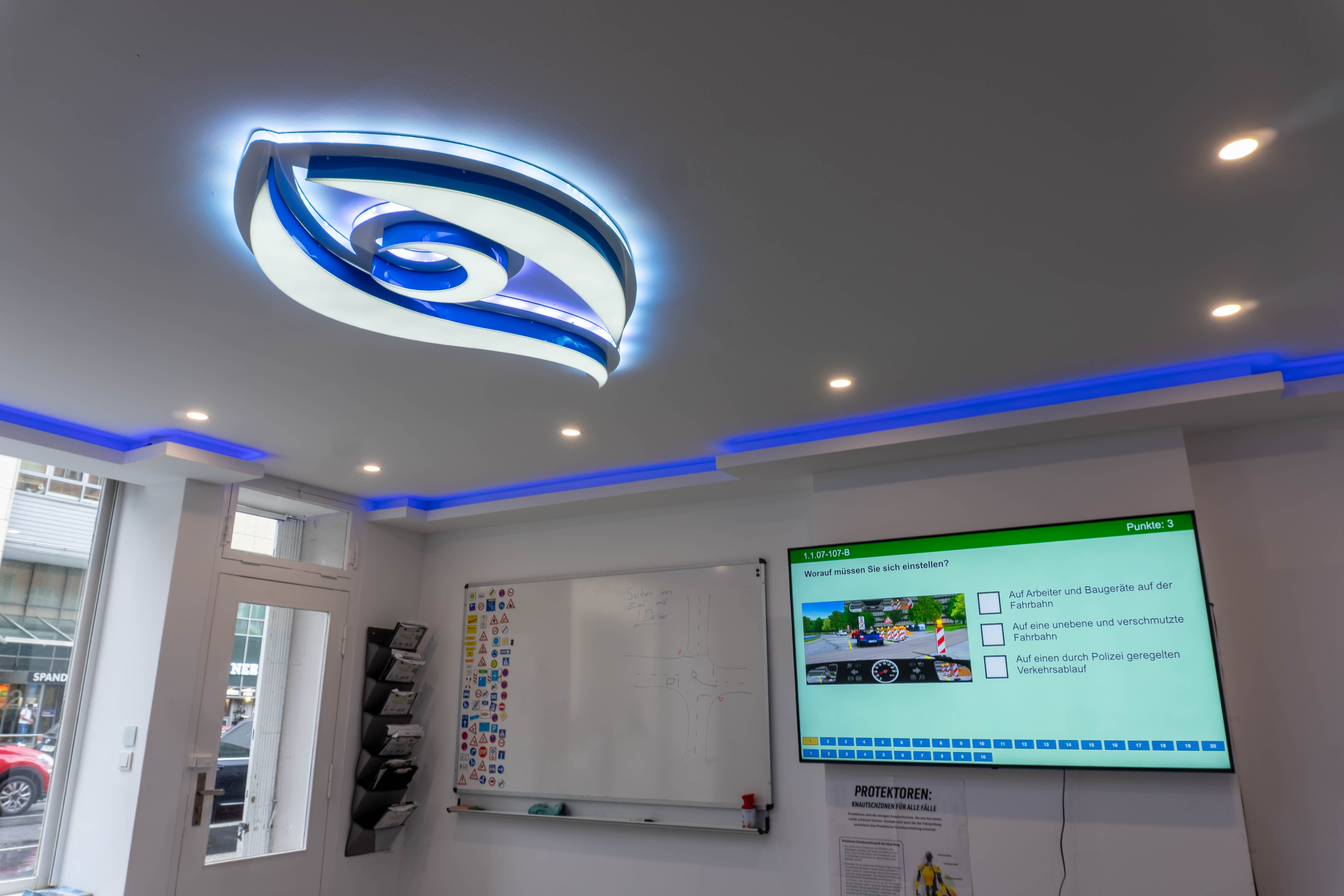 Büroraum/Theorieunterrichtsraum  der Fahrschule I-Drive in Berlin-Spandau