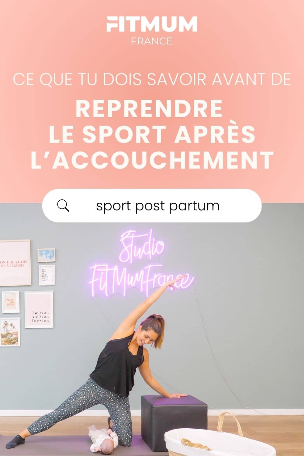 Une femme en tenue de fitness noire (débardeur et legging léopard) debout, effectuant un étirement latéral en s'appuyant sur un pouf, avec un bébé dans un couffin à ses pieds. Un mur de galerie avec des cadres et un néon "Studio Fit Mum France" en arrière-plan. Au-dessus, le texte "Ce que tu dois savoir avant de reprendre le sport après l'accouchement" et une barre de recherche "sport post partum". Par FITMUM FRANCE.