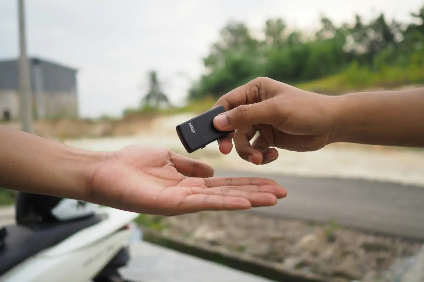 Remise des clés d’une voiture importée à son nouveau propriétaire