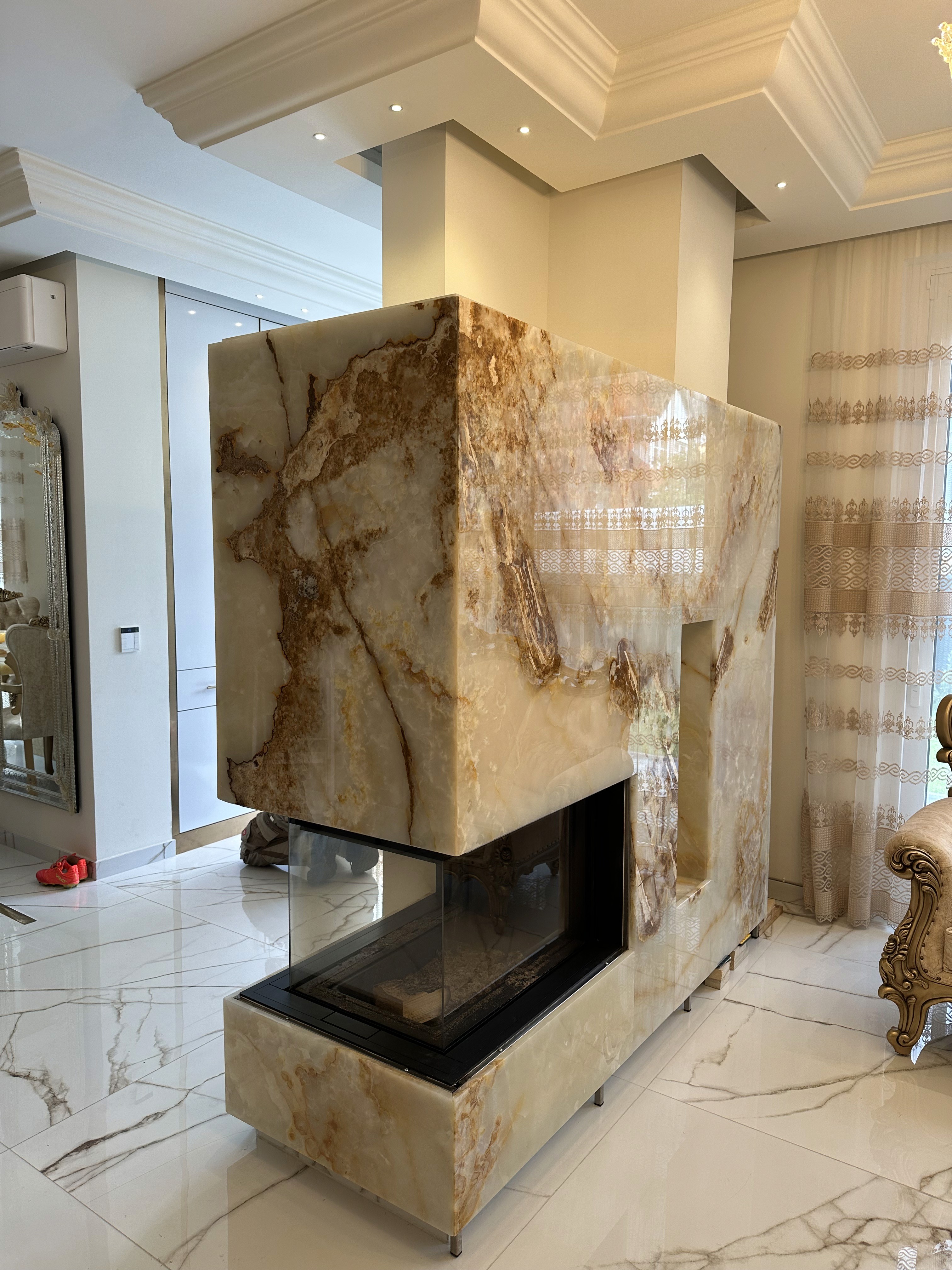 Maßgefertigte Kaminverkleidung aus Onyx von Uniiqo Naturstein mit eigener Fertigung und professioneller Installation