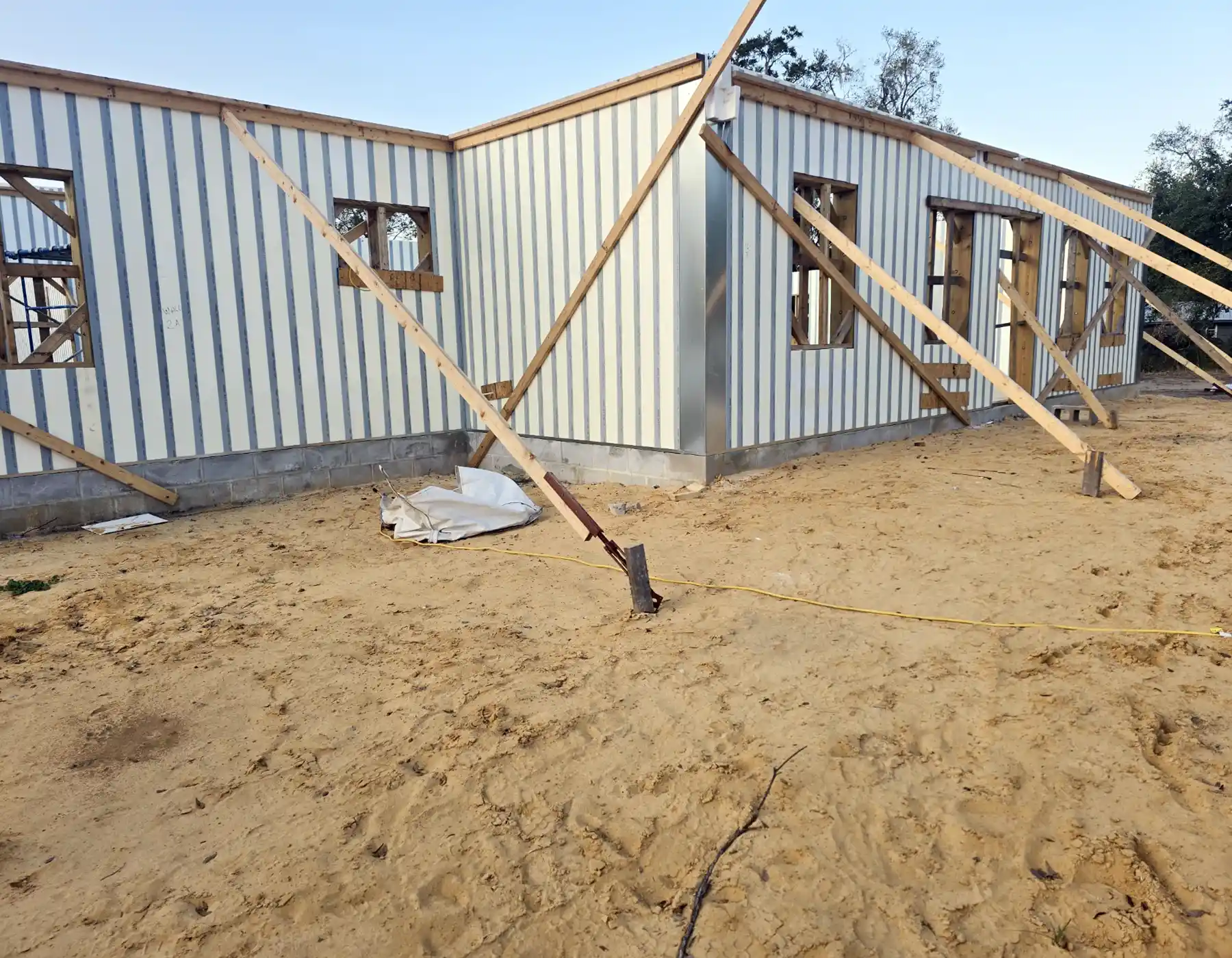 Corner assemblyof a vertical ICF home wall