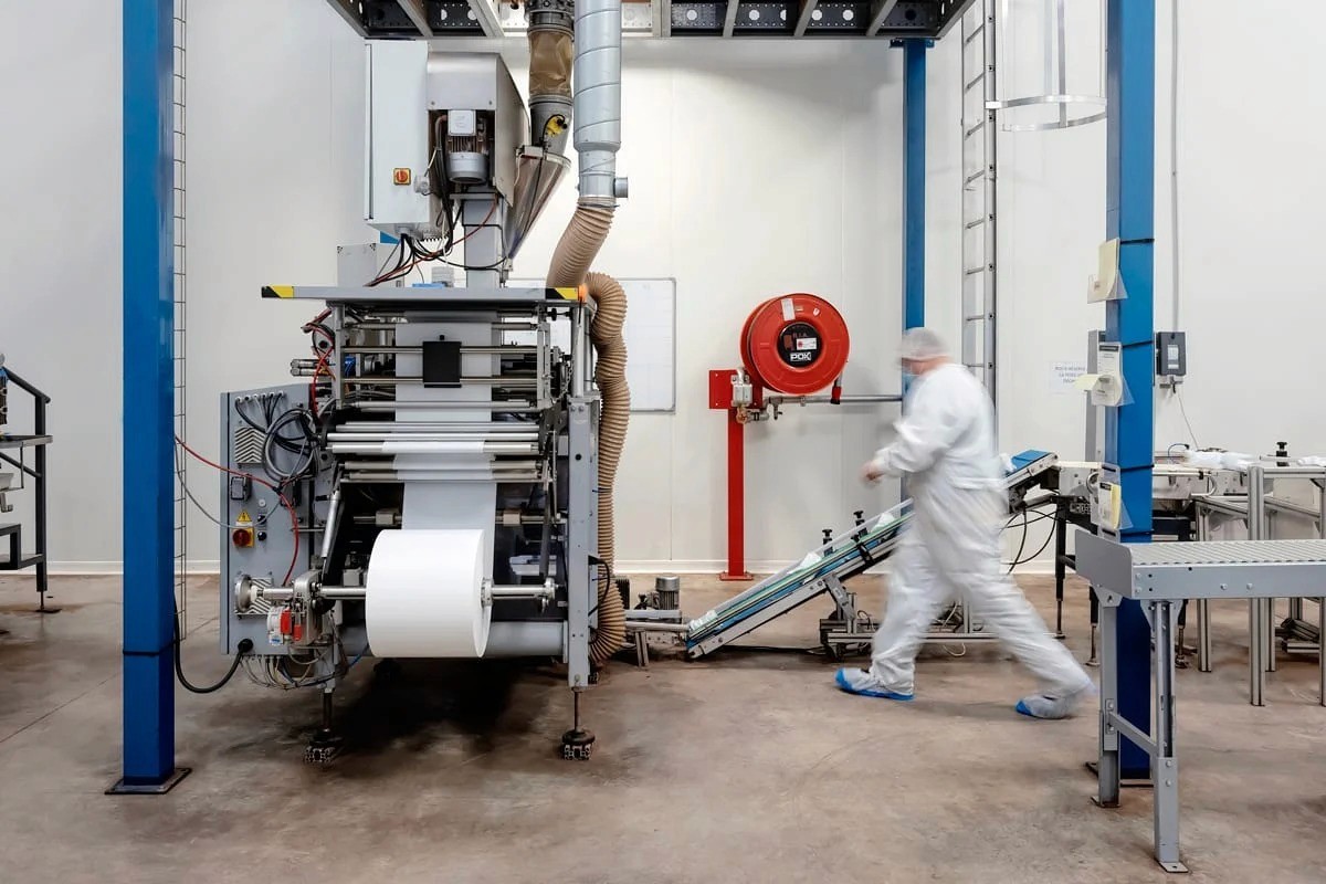 Machine industrielle haute précision avec composants mécaniques — photographe industrie Lille | Anteale Yann Manac’h 2025