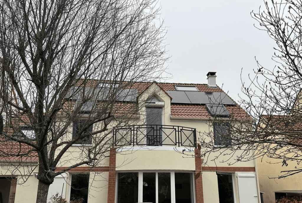 Photo d'une maison à Montigny-le-Bretonneux équipée de panneaux photovoltaïques dont l'installation a été faite par Solarock.