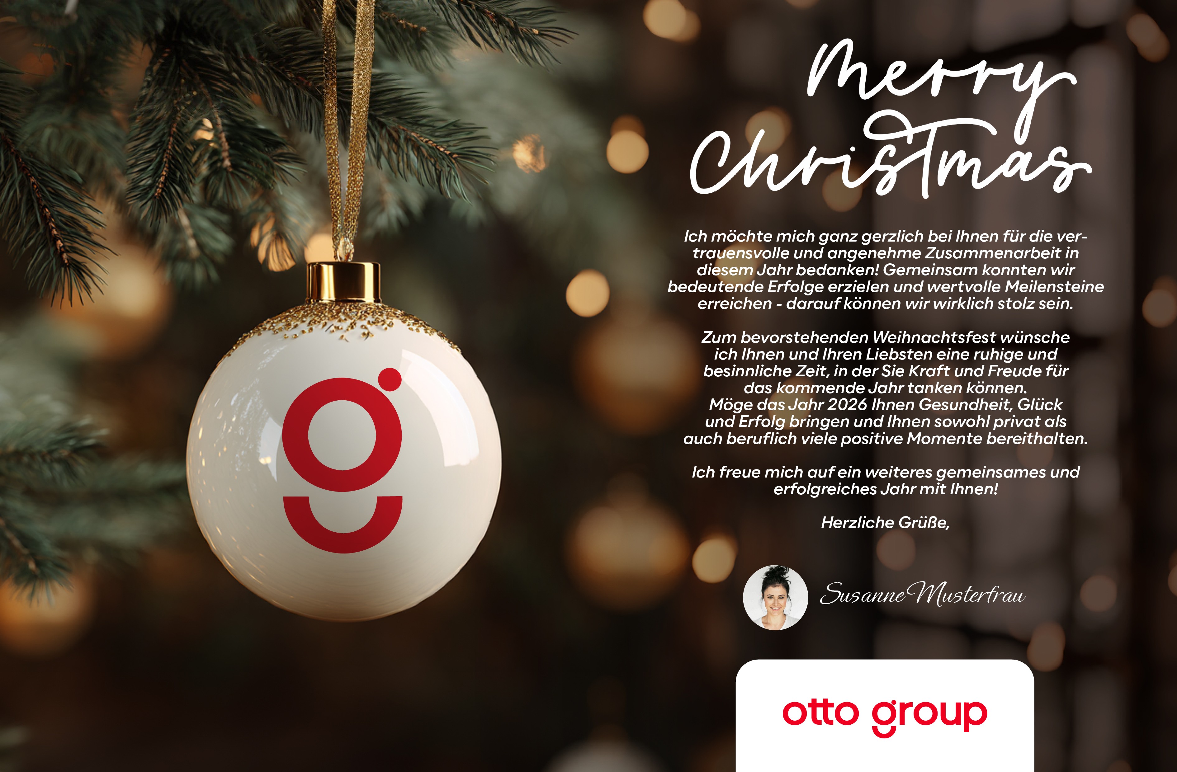 Festliche Weihnachtskarte mit einer hochwertigen Makroaufnahme einer weißen Christbaumkugel. Auf der Kugel ist das rote Superzeichen der Otto Group prominent platziert. Der Hintergrund zeigt einen stimmungsvoll beleuchteten Tannenbaum mit goldenem Bokeh-Effekt.
