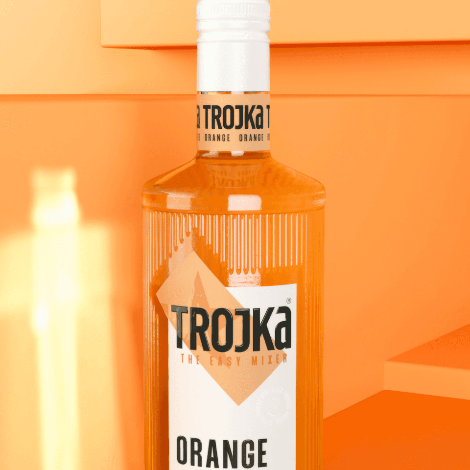 Trojka Detail – Flaschen-Closeup mit Sortenangabe