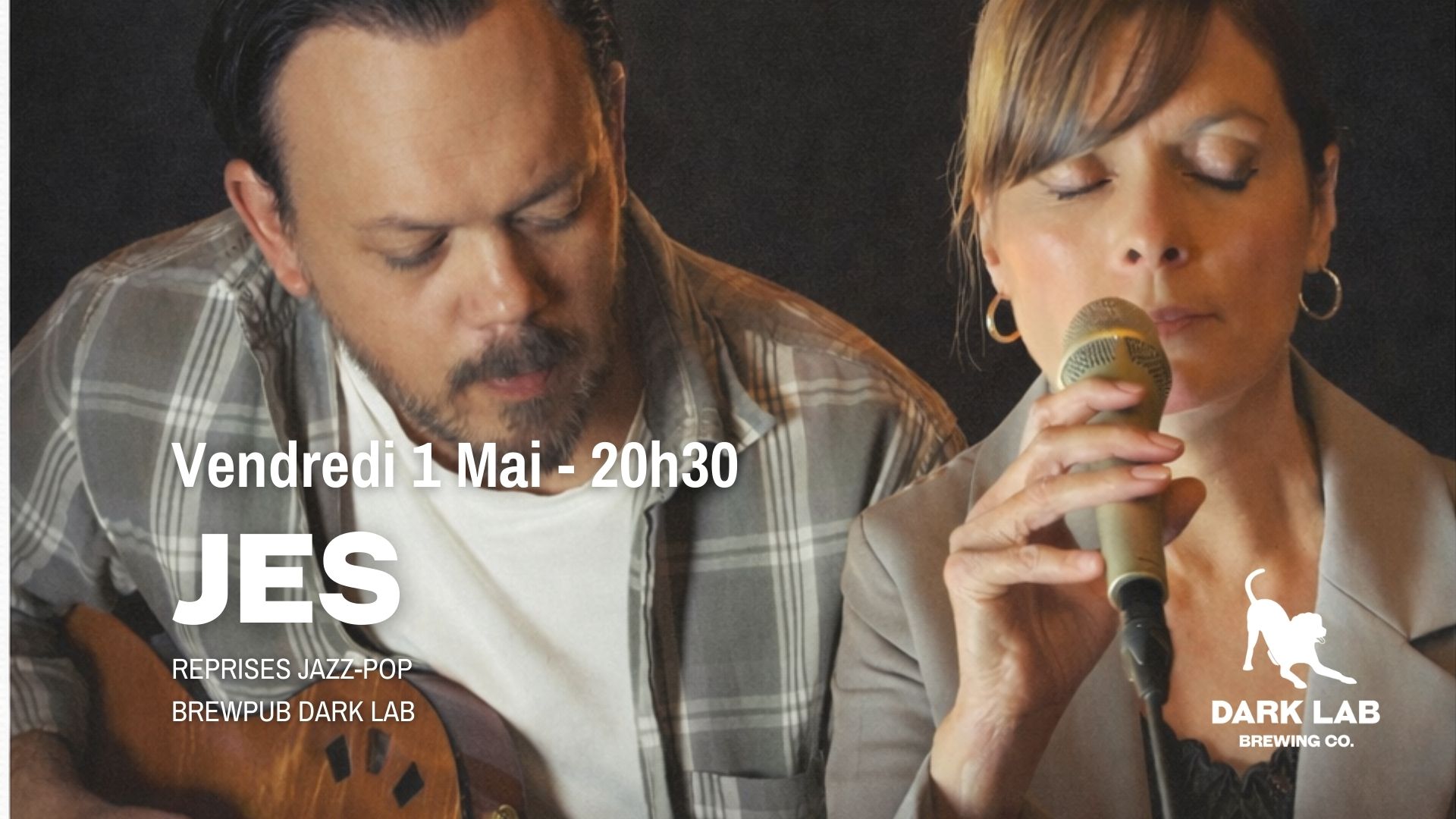 zoom sur visage d'une femme qui chante et d'un homme qui joue de la guitare