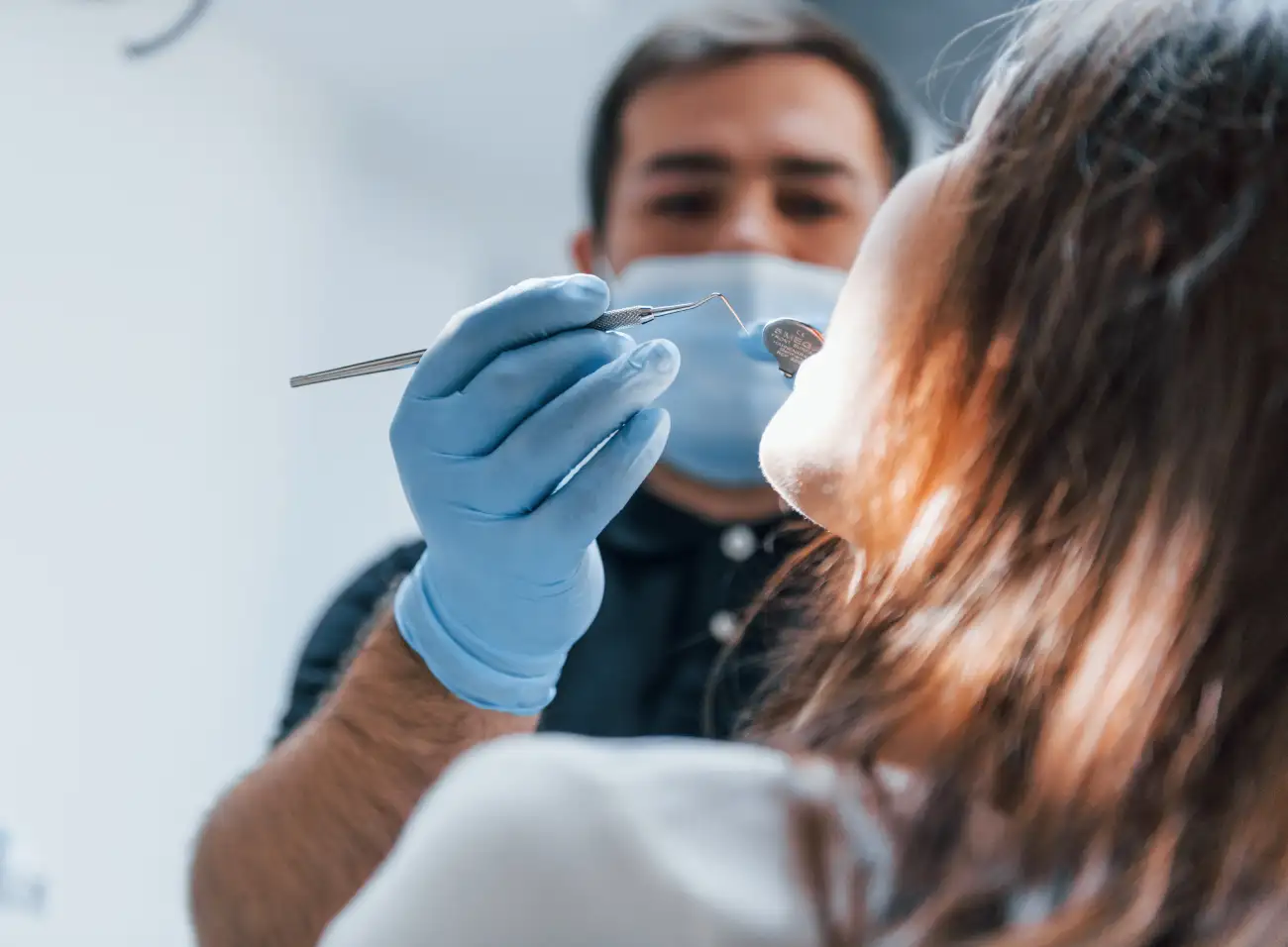 Kobieta na fotelu stomatologicznym podczas wizyty u stomatologa.