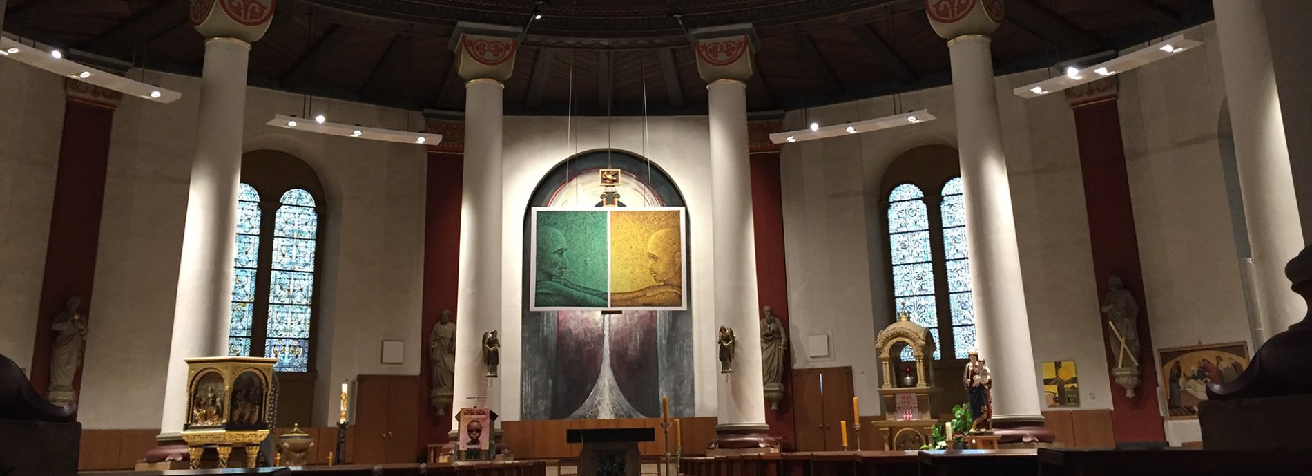 Innenansicht einer Kirche mit Säulen, Fenstern, Altar und Gemälde. Architektur und Kunst.