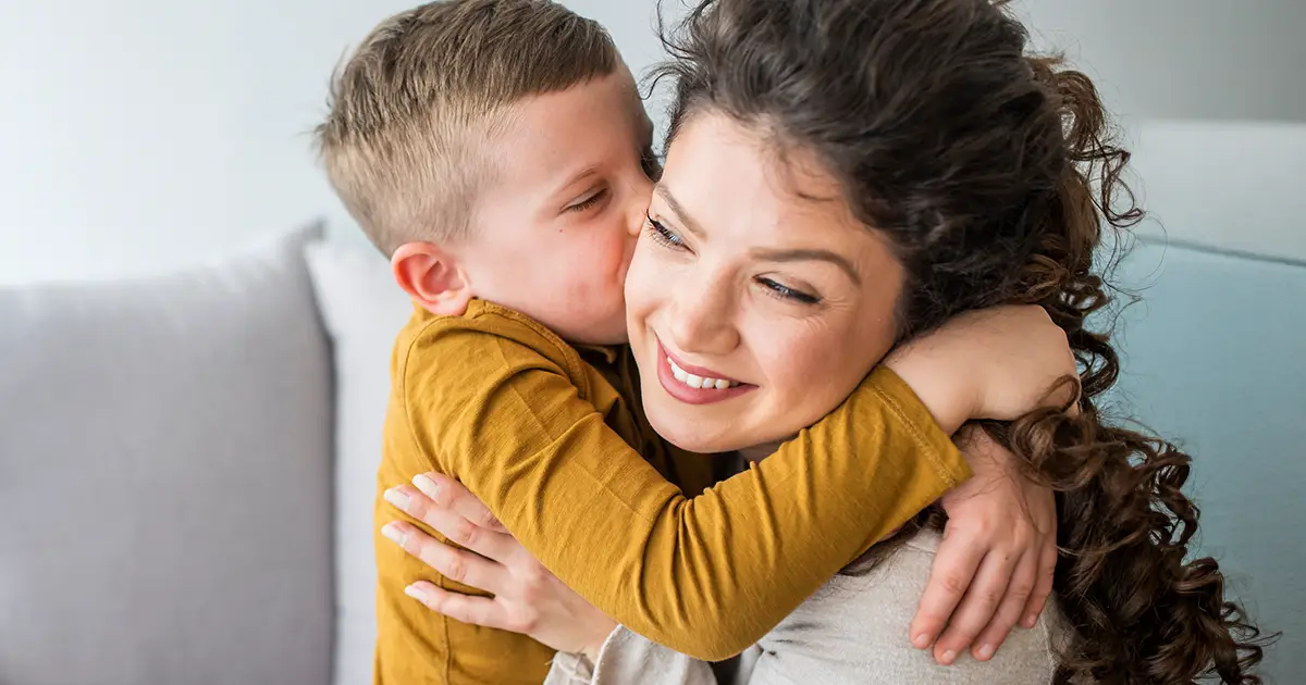Illustrasjonsbilde av en gutt og hans mor