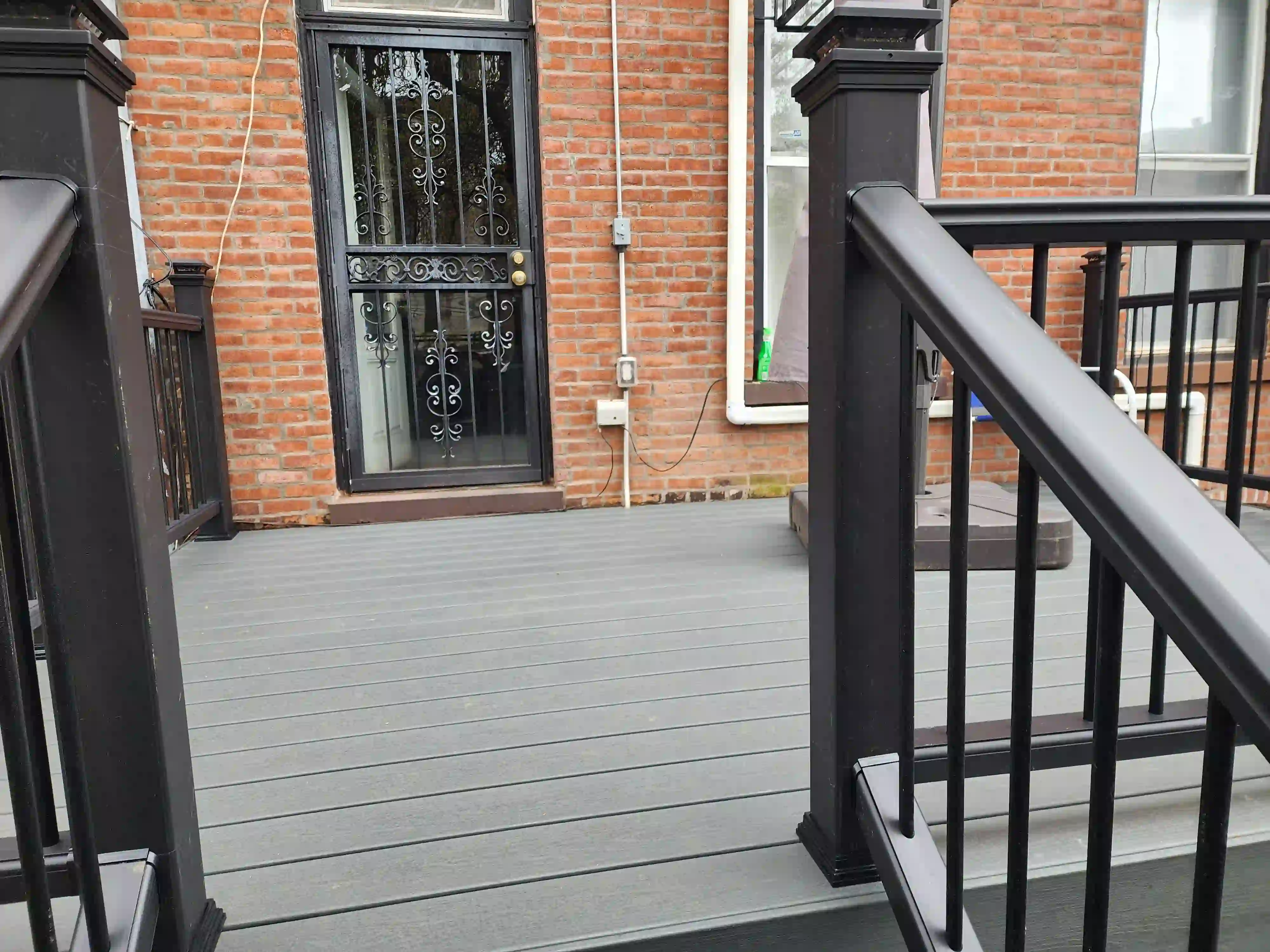 Deck Surface Close View of a backayrd Trex Clam Shell Deck in Bed-Stuy Brooklyn transformed by Jewel Construction