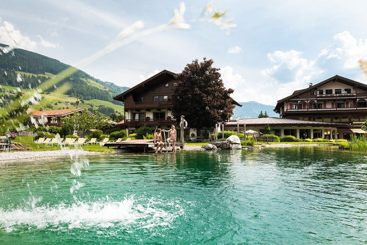 Außenansicht Wanderhotel Kirchner vom See aus betrachtet.