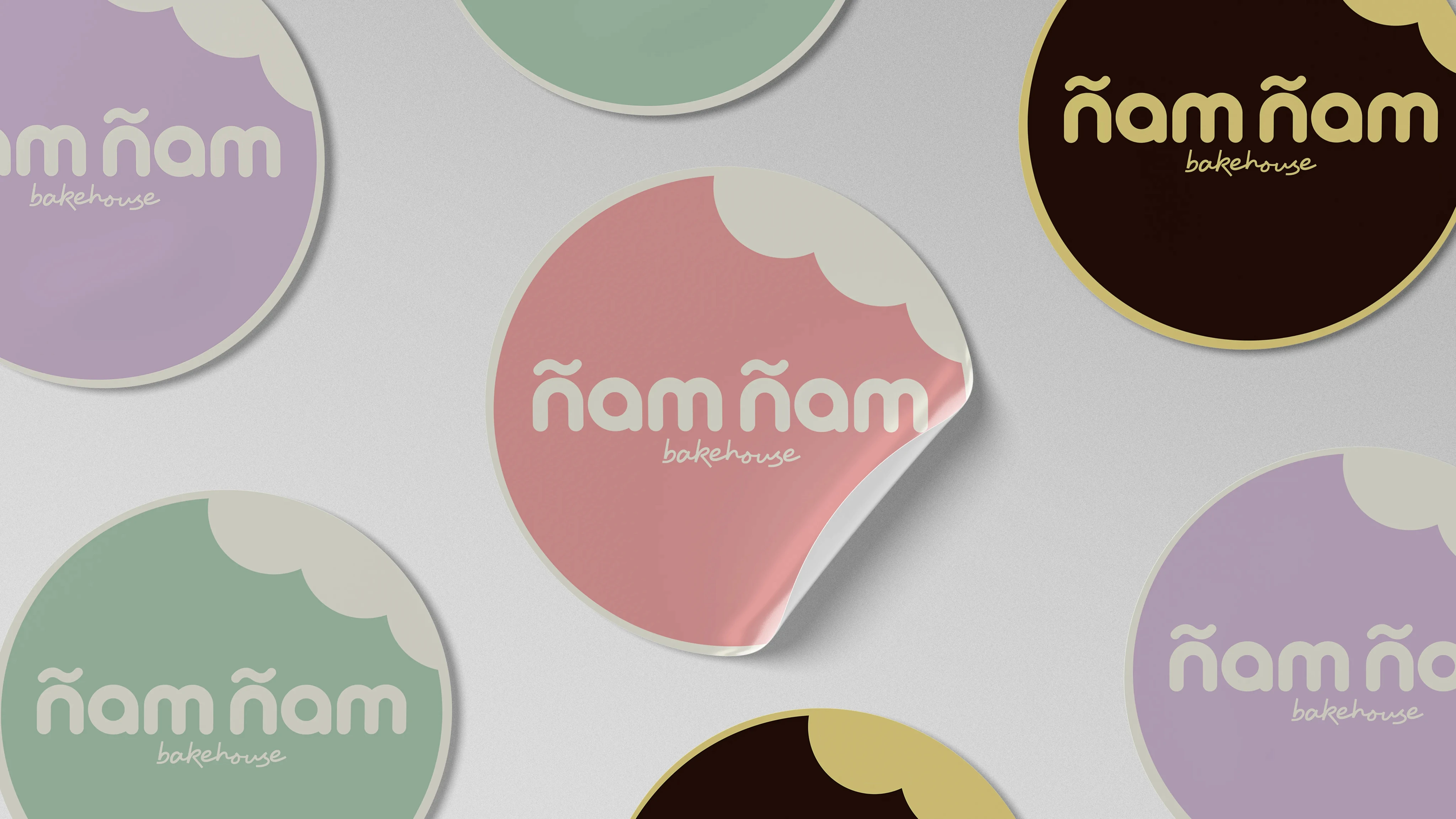 Stickers circulares del logotipo Ñam Ñam en distintos colores