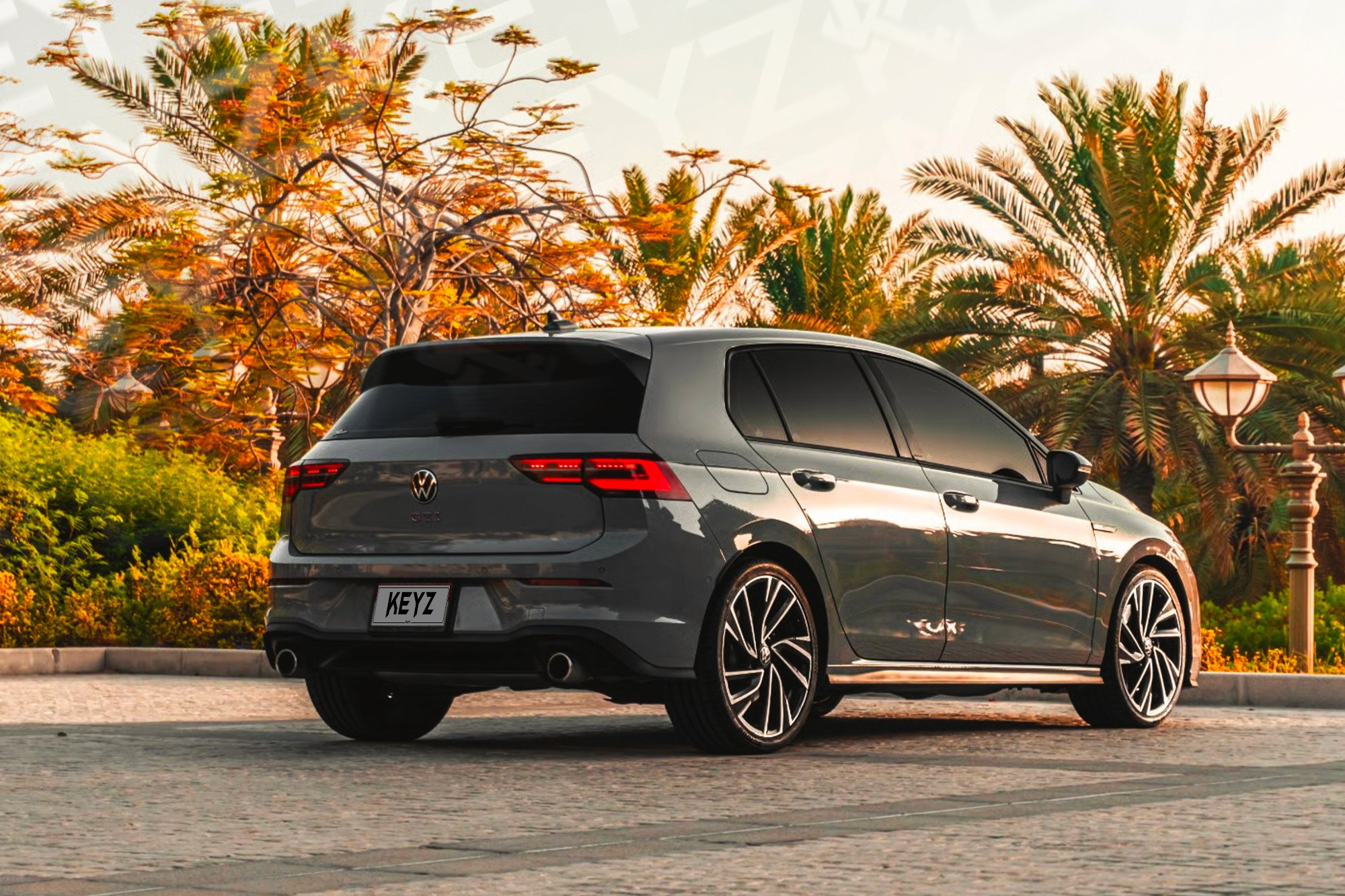 Vue extérieure arrière Golf 8 GTI Gris – Location Berline à Dubaï | Keyz Rent