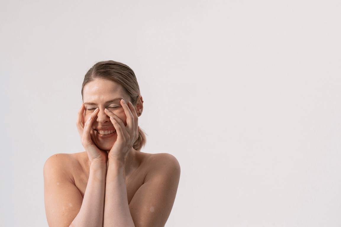 Sesja Skin Mission – portret kobiety na jasnym tle