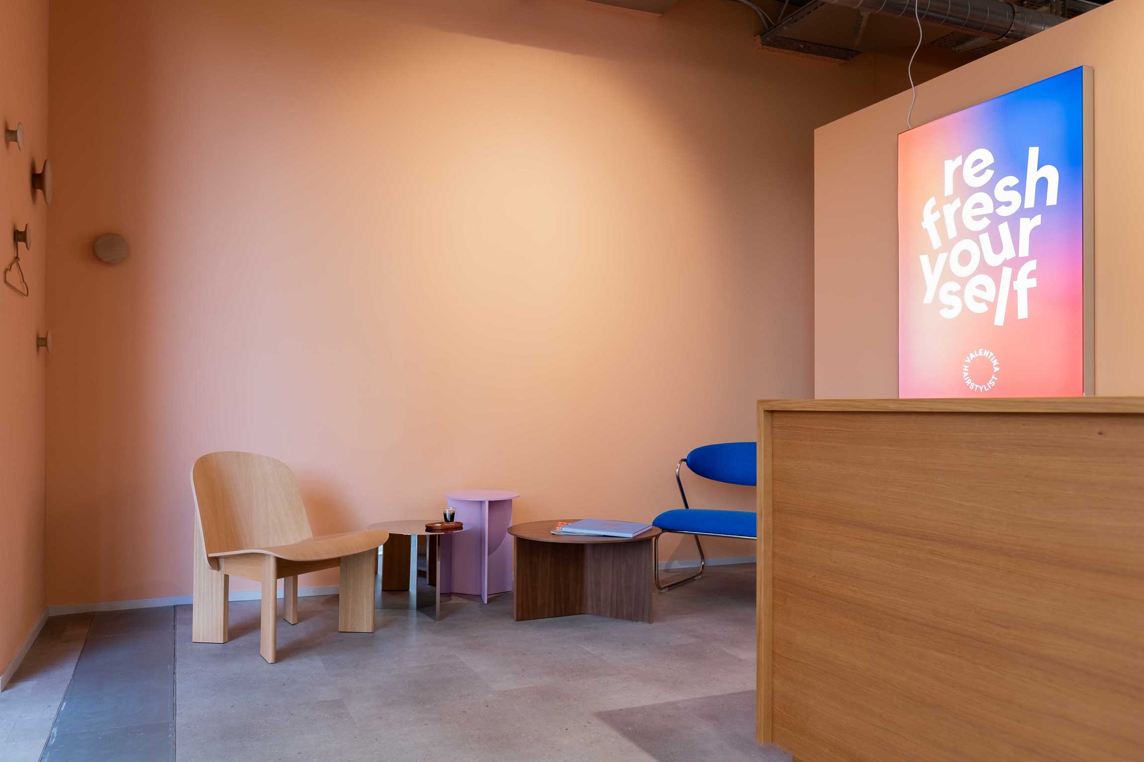 Foto von Modernes Office mit Innenarchitektur-Elementen, Raumakustik und Branding in Zürich, Schweiz, featuring Interior Design, Farbkonzept, Materialkonzept und Gestaltung.