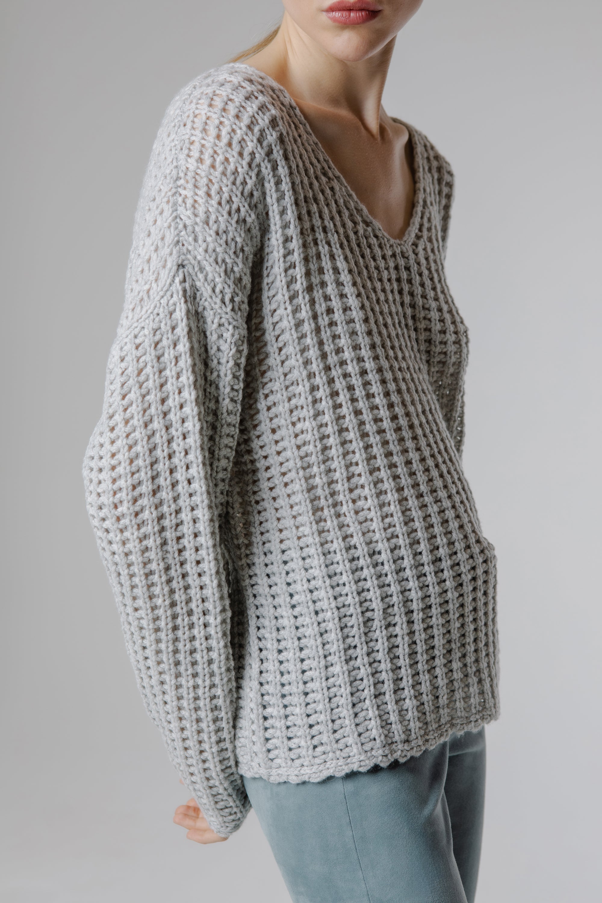 Side view of Castor Cashmere Pullover Shark highlighting volume sleeves and modern relaxed shape.