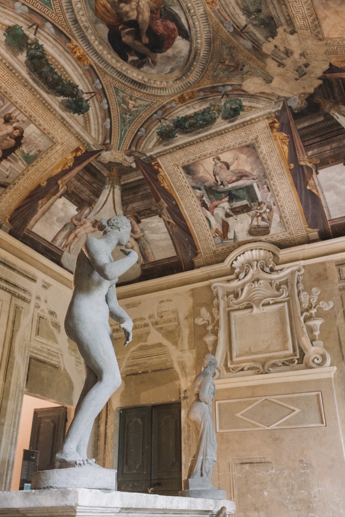 Statua in marmo in sala affrescata del Parco di Montebello, dettaglio architettonico con soffitto decorato