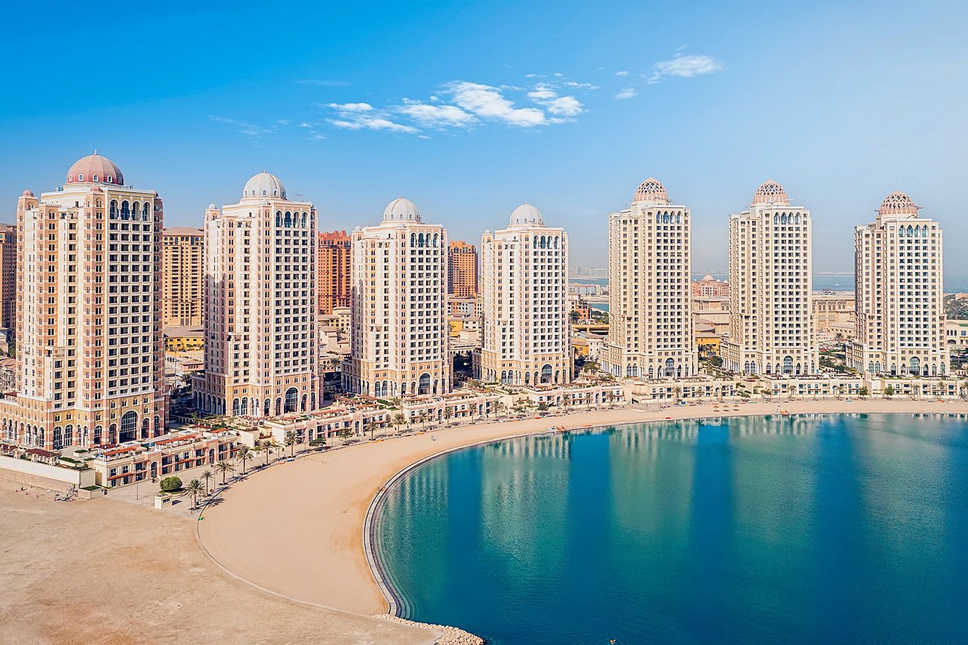 La plage de Viva Bahriya, à The Pearl, à Doha, au pied des tours de logements de l'île