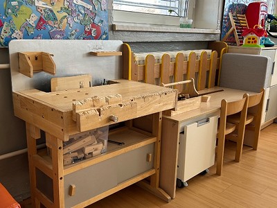 Dětská dílna s dřevěným ponkem a nářadím