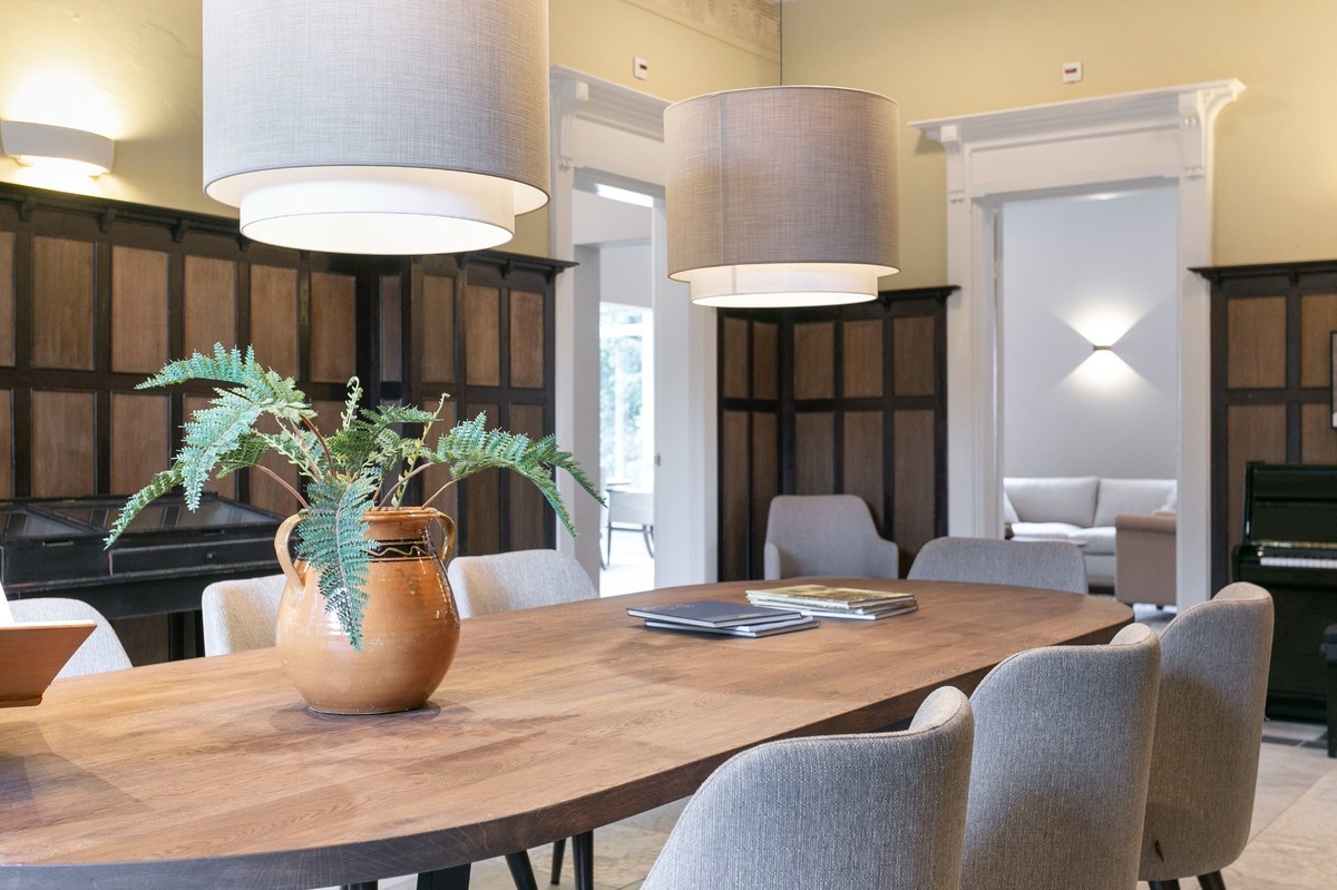 donkere lambrisering met gele muren eethoek