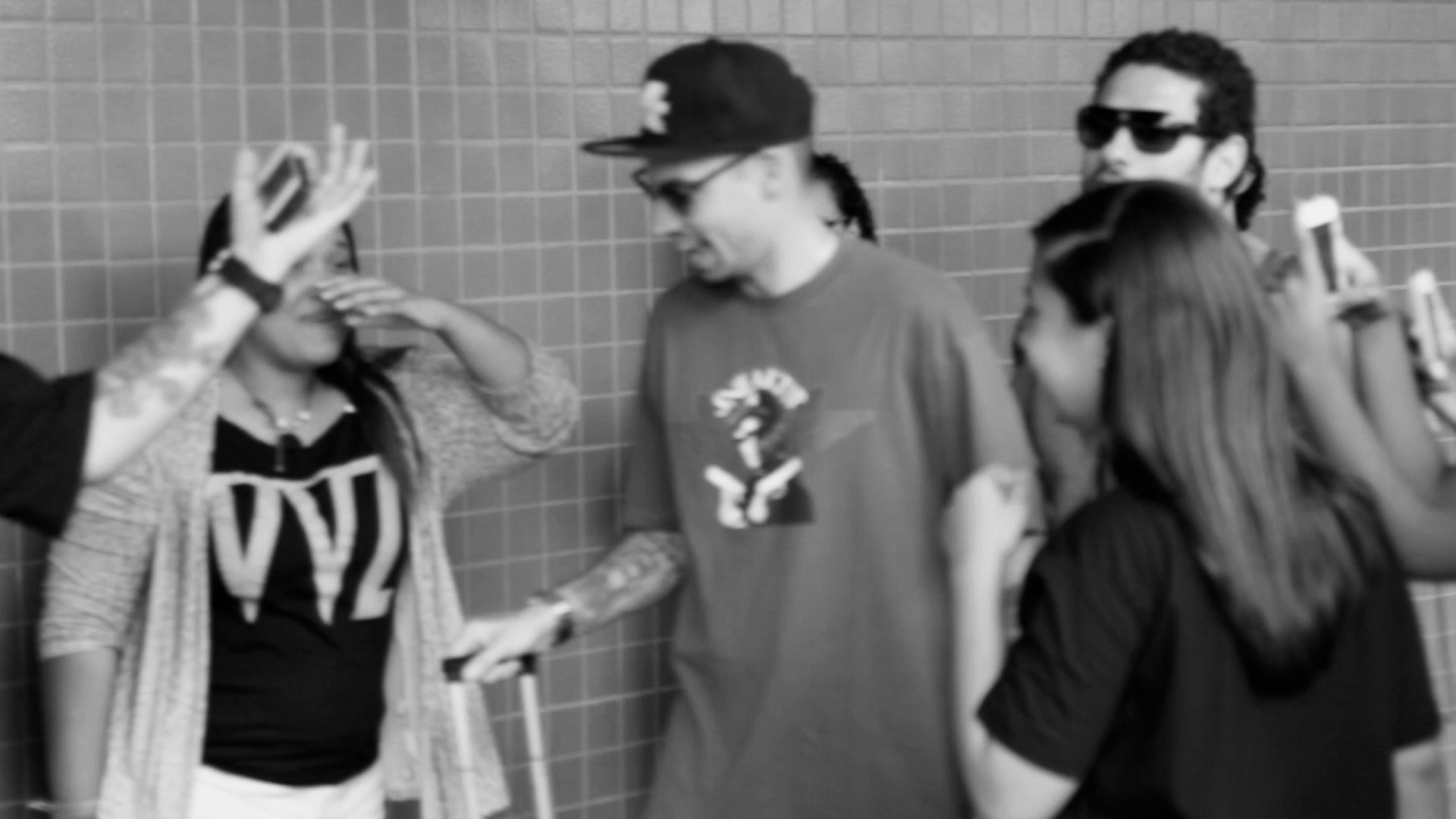 Lifestyle video of Filipe Ret interacting with his fans for the documentary series Poeta Jogador