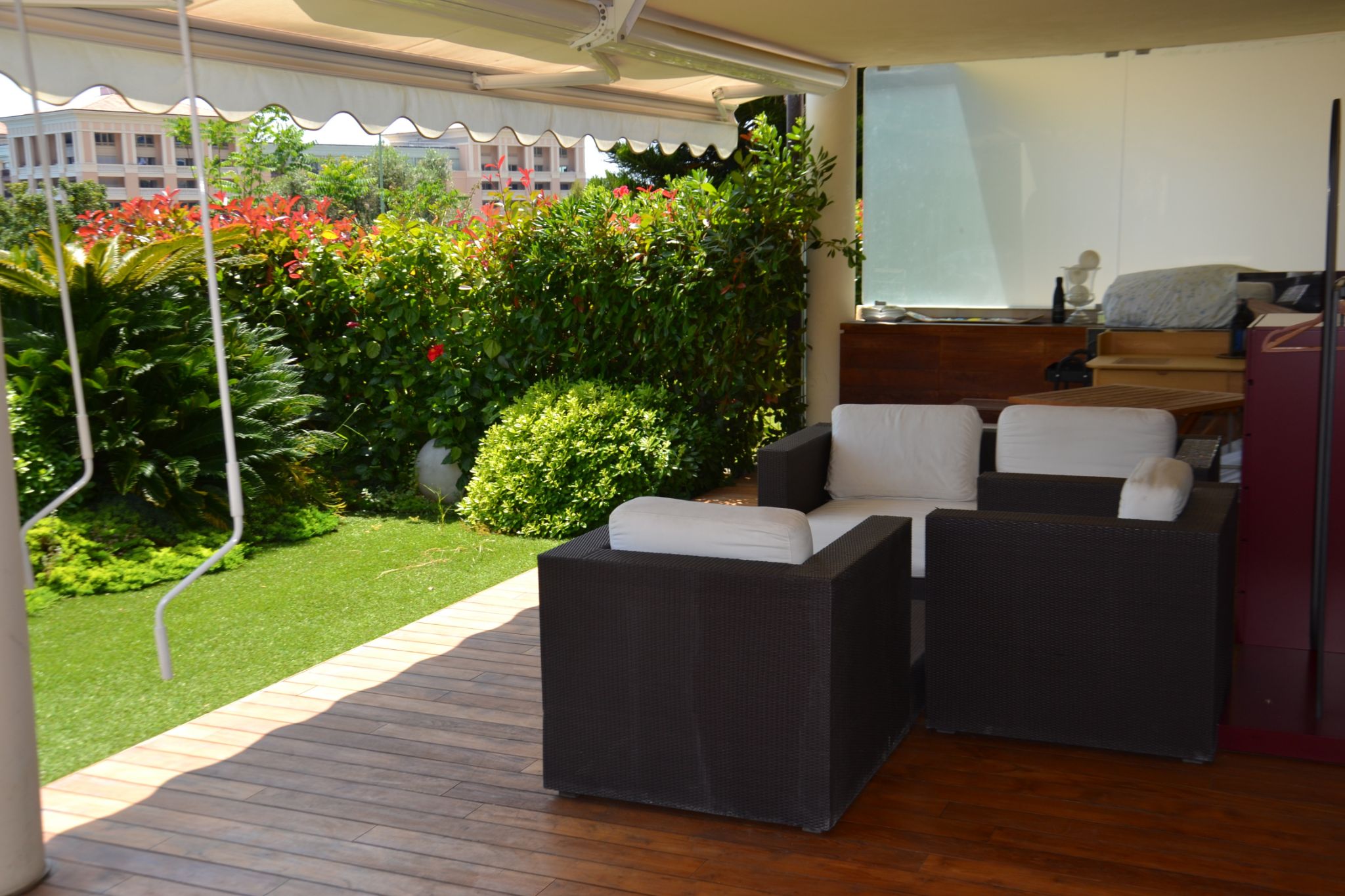 Terrasse d'appartement de prestige avec vue mer, immobilier Off-market Monaco.