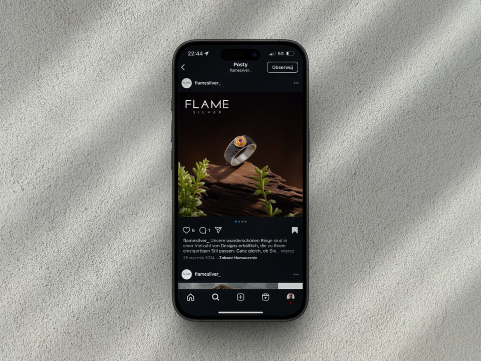 Smartfon widziany z góry na którym włączony jest instagram