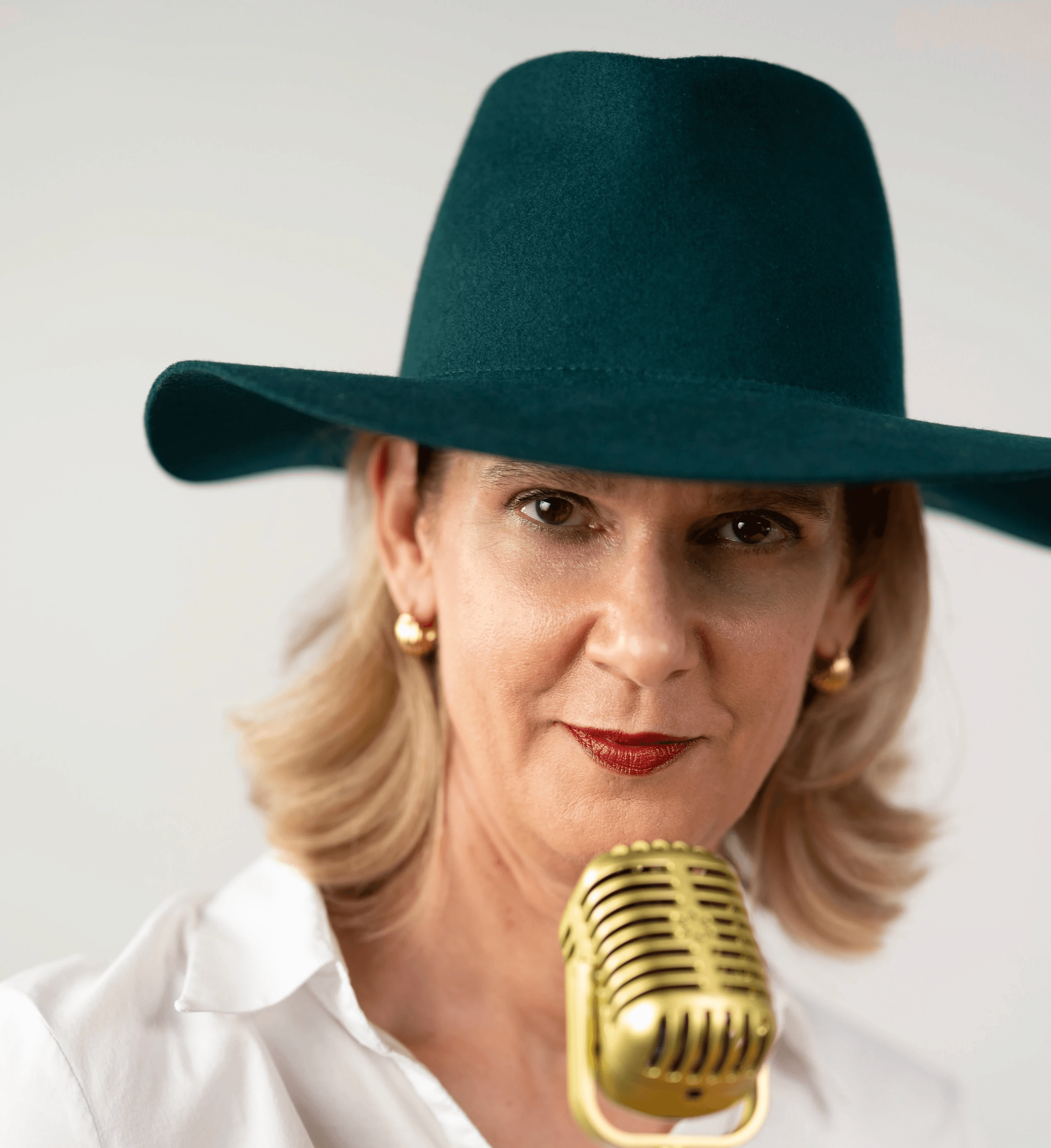Vocal Coach Danielle Zuber von Singers Evolution am Mikrofon – warum die eigene Stimme auf Aufnahmen anders klingt