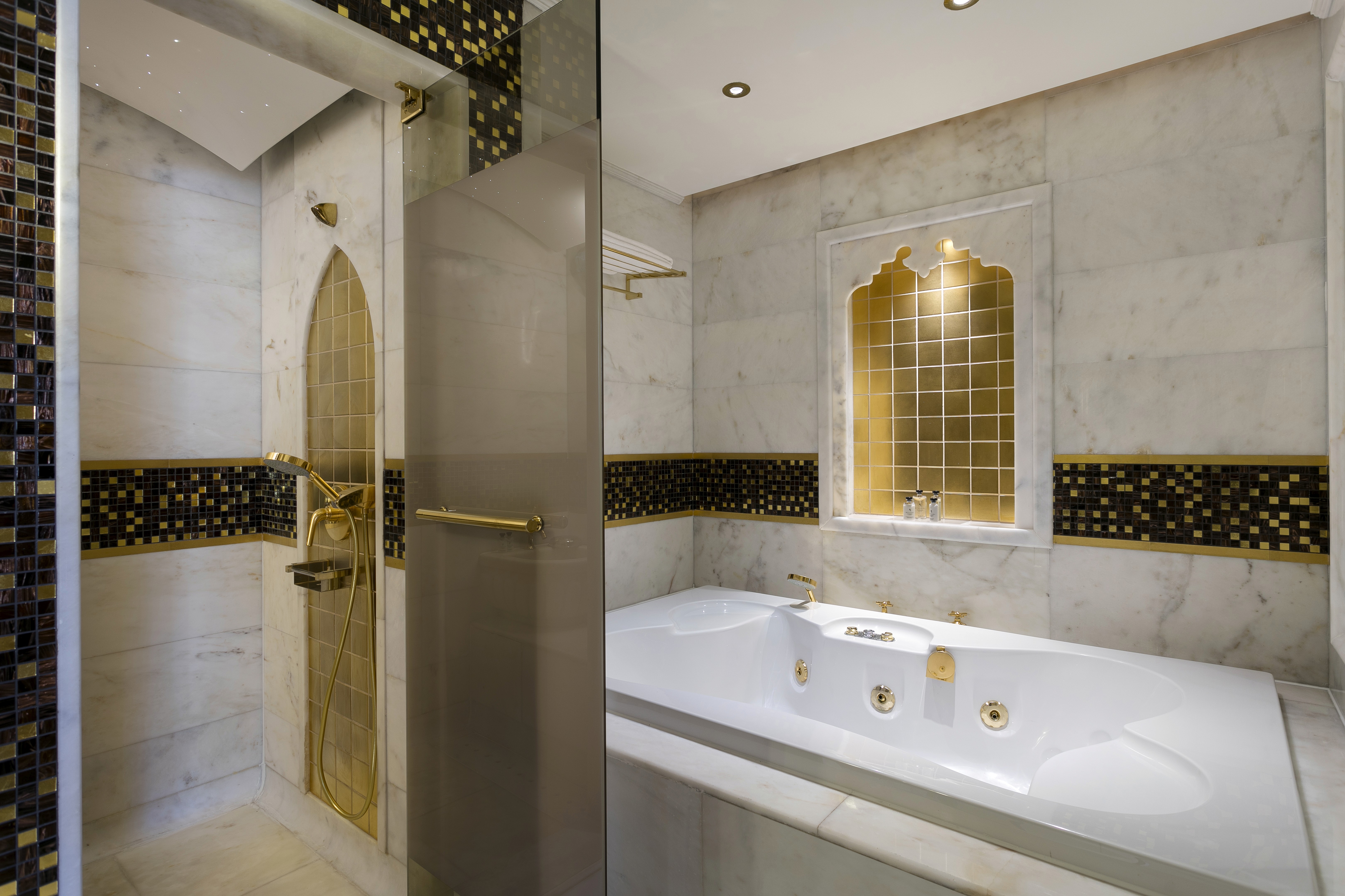 Bathroom area with a jacuzzi, simple finishes, and a relaxed atmosphere.
