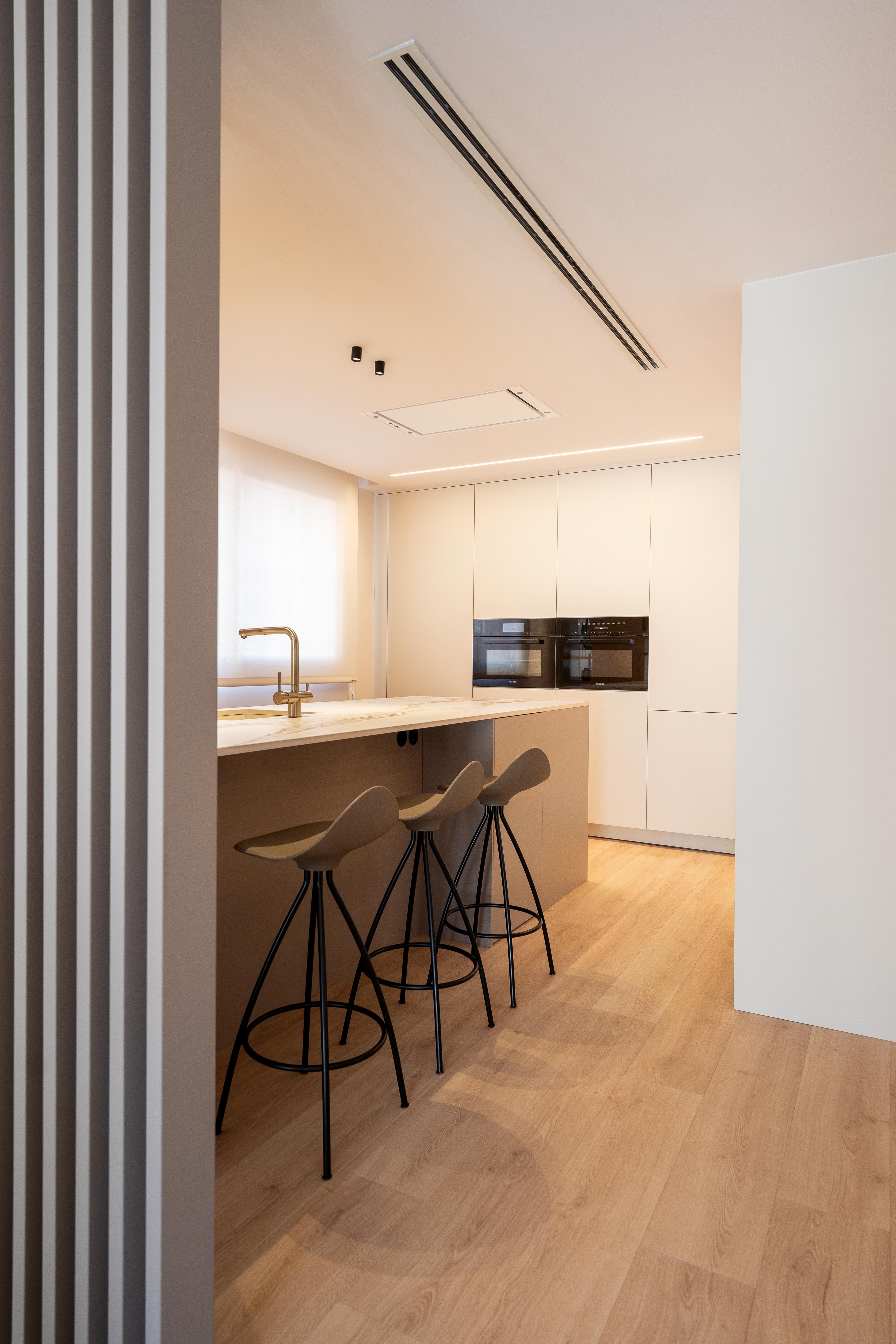 Zona moderna de salón, cocina y comedor con separadores de listones de madera