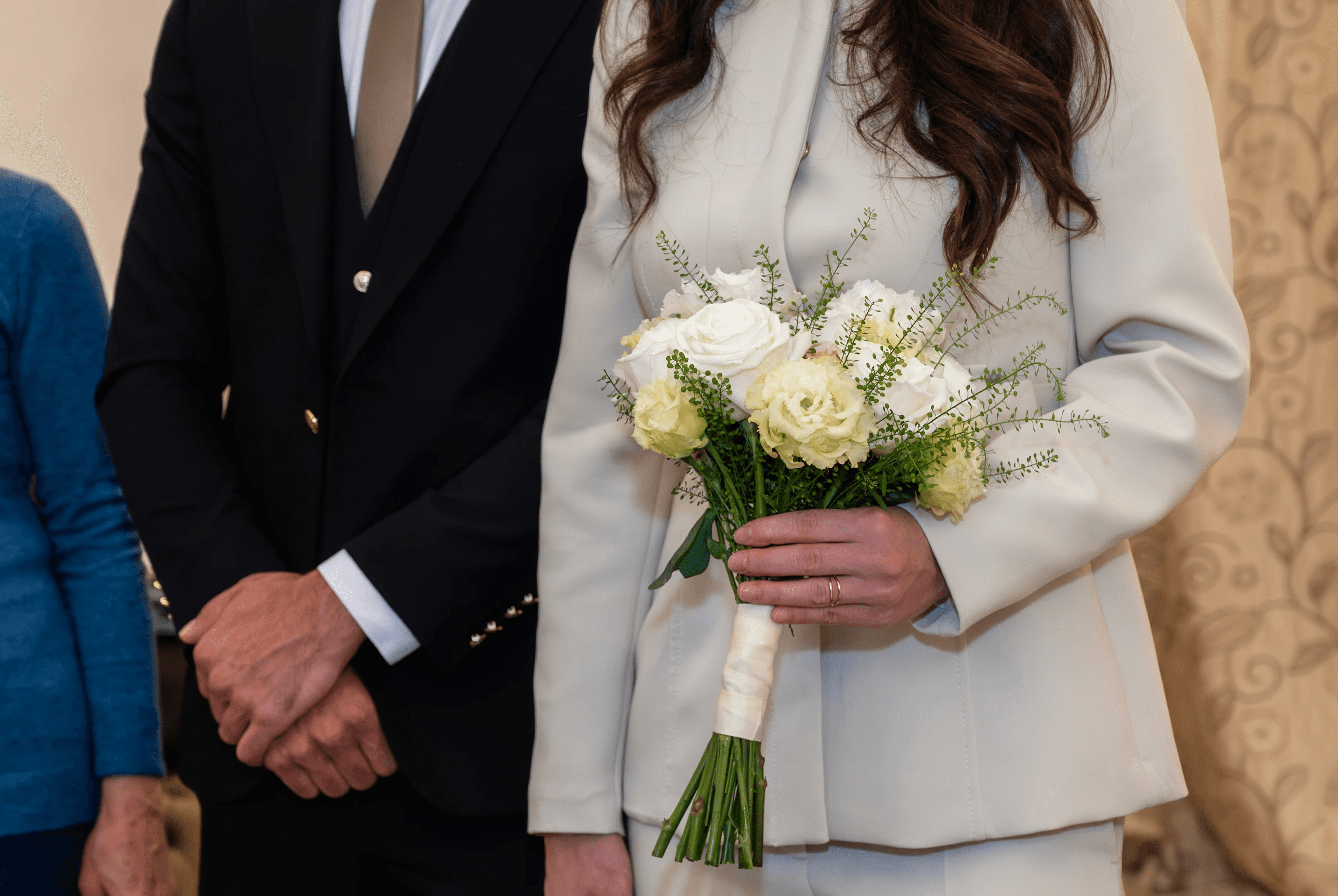 Detaliu mire și mireasă cu buchet alb la cununia civilă – fotografie naturală de eveniment.