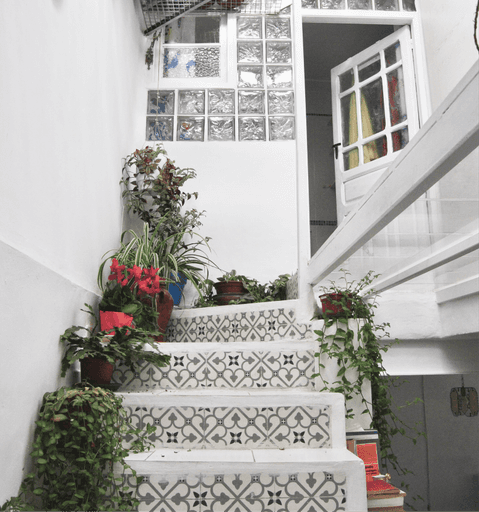 Escalera reformada con flores