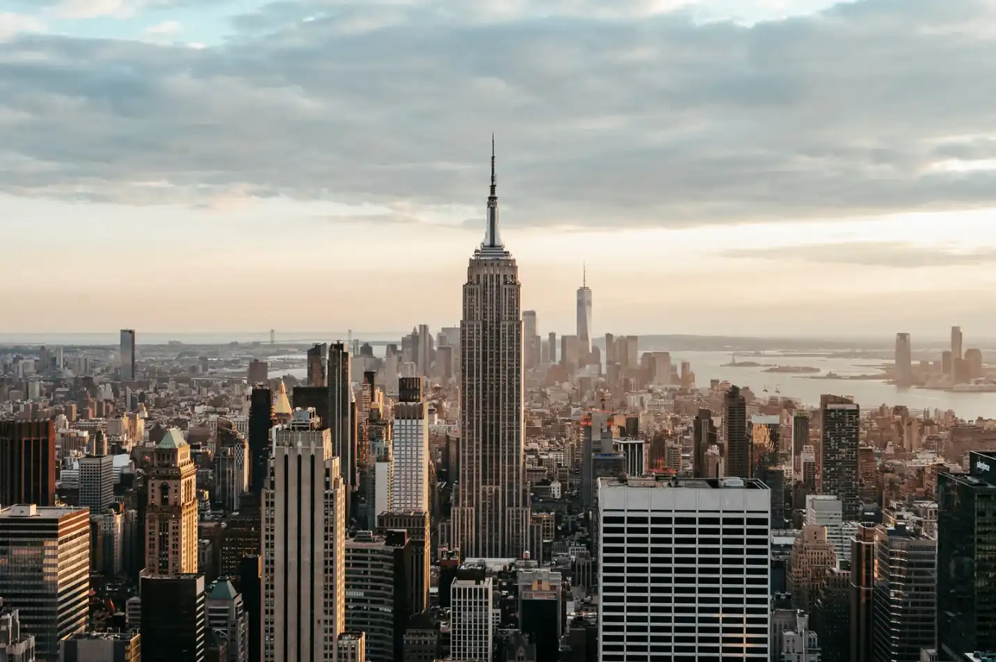 Skyline von New York mit Empire State Building bei Sonnenuntergang