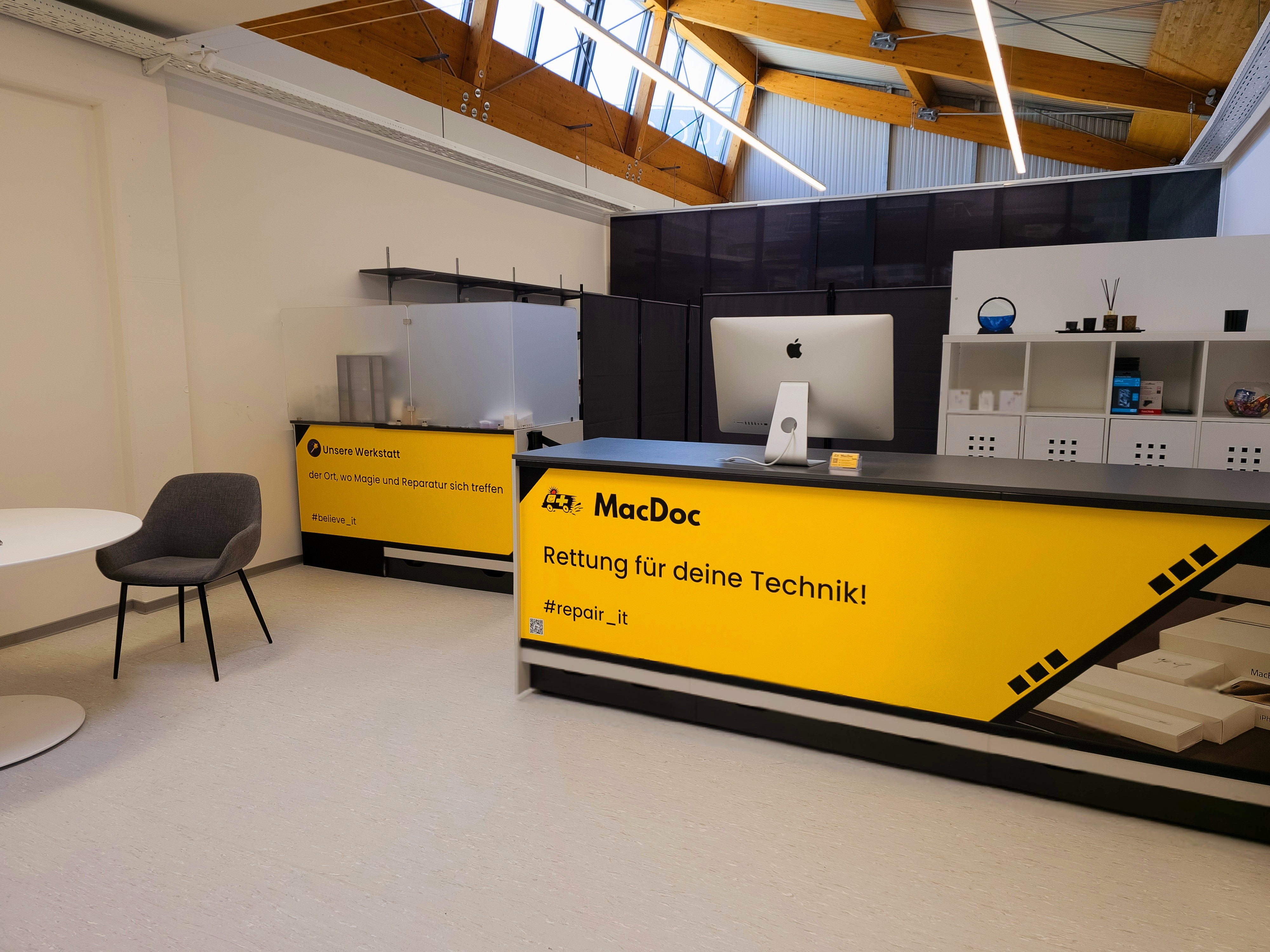 Stapel aus verschiedenen elektronischen Geräten, darunter Smartphone, Tablet und Laptop, die bei MacDoc Klagenfurt repariert werden