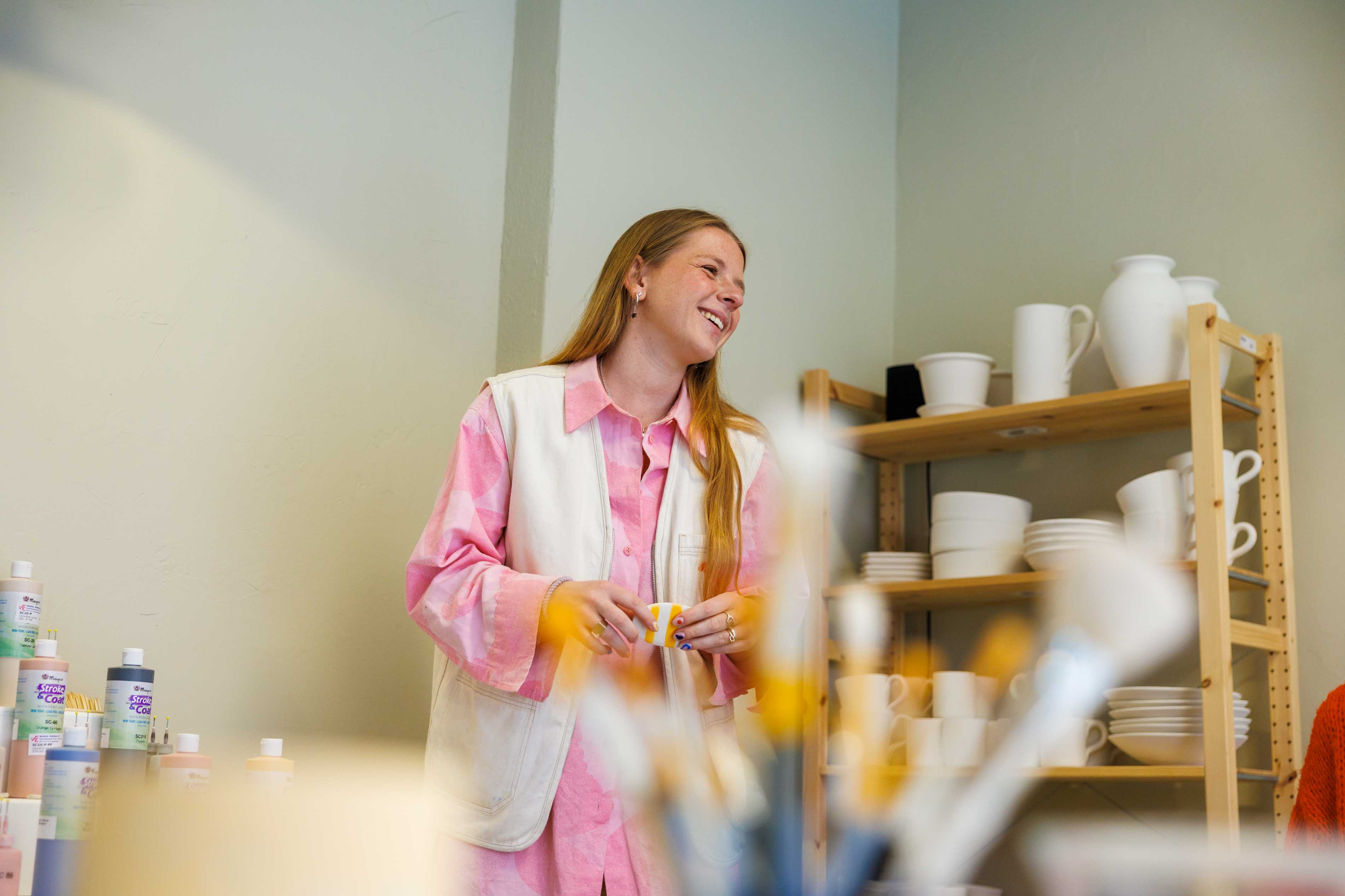 Kvinne som forklarer hvordan man maler på keramikk