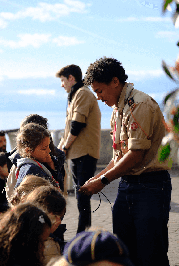 Scouts enseigant les noeuds