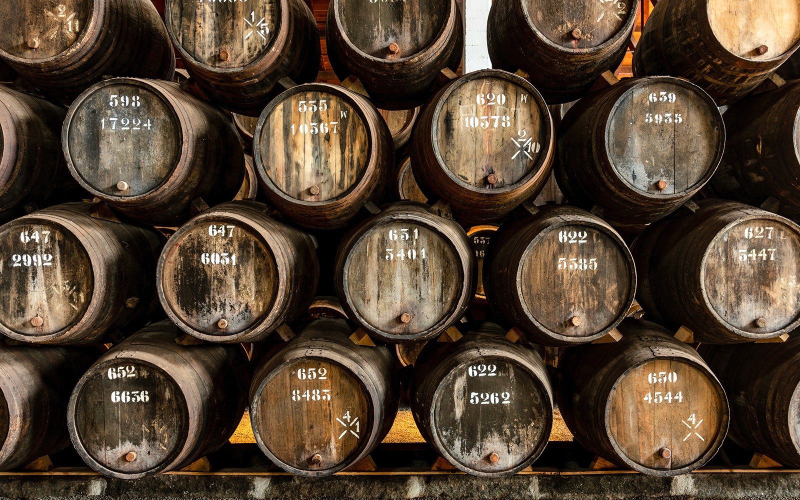 在波尔图的泰勒葡萄酒窖内，堆叠的橡木桶。