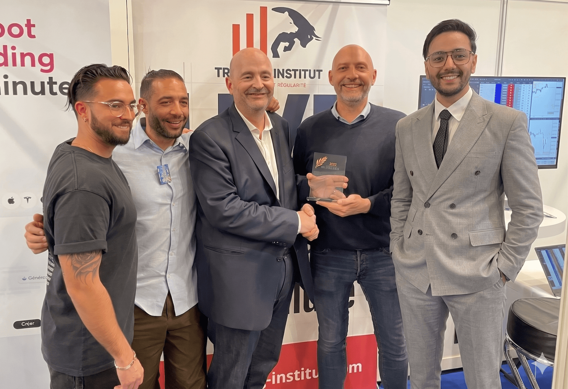 Remise du trophée de la Meilleure Formation en Trading 2024 à Nicolas Schneller et Makram Dhouibi (Trading Institut) par l'organisateur du Salon de l'Analyse Technique.