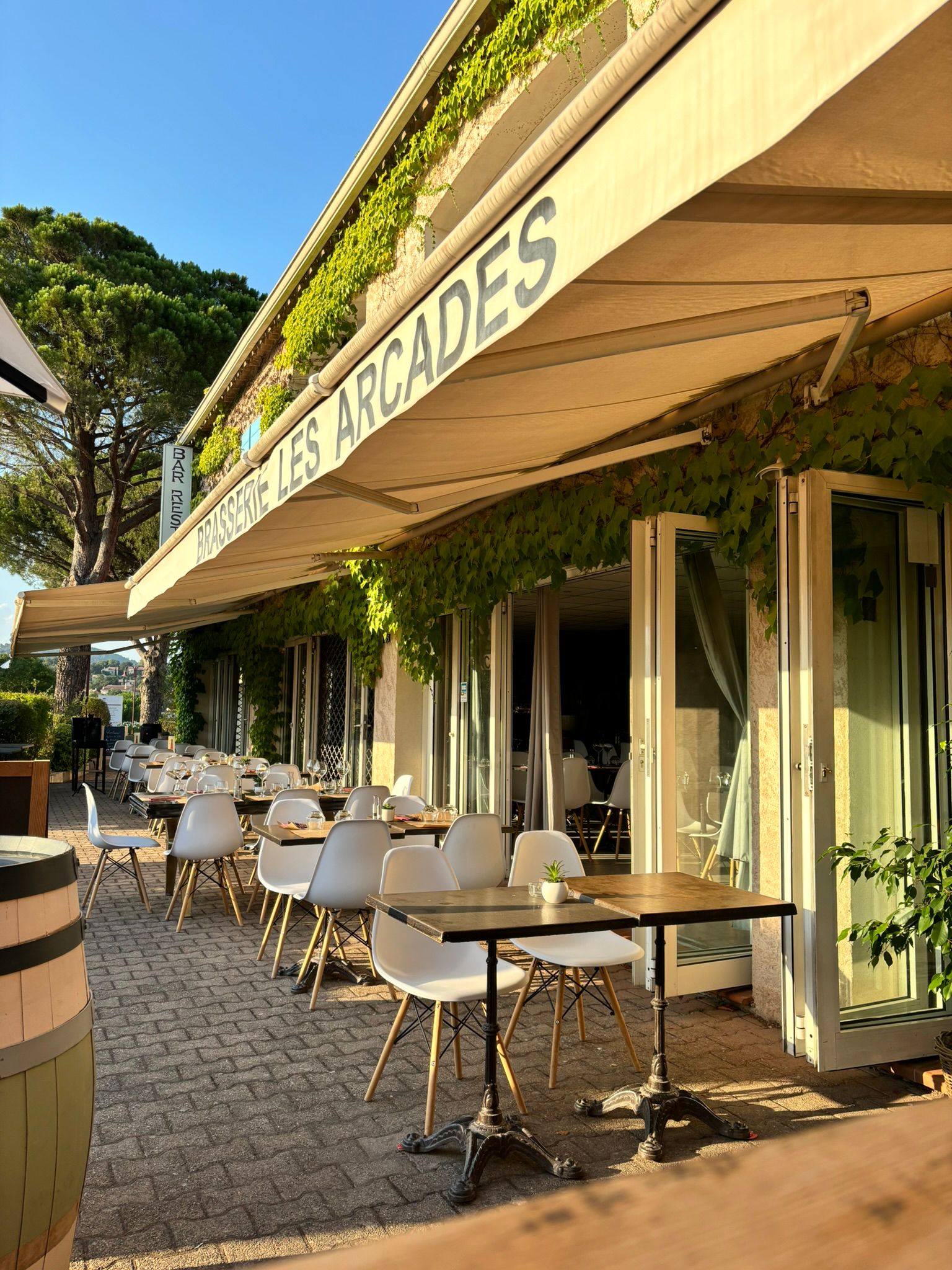 Une table animée remplie de plats variés, des gens qui discutent en arrière-plan, des décorations festives au-dessus. dans notre restaurant
