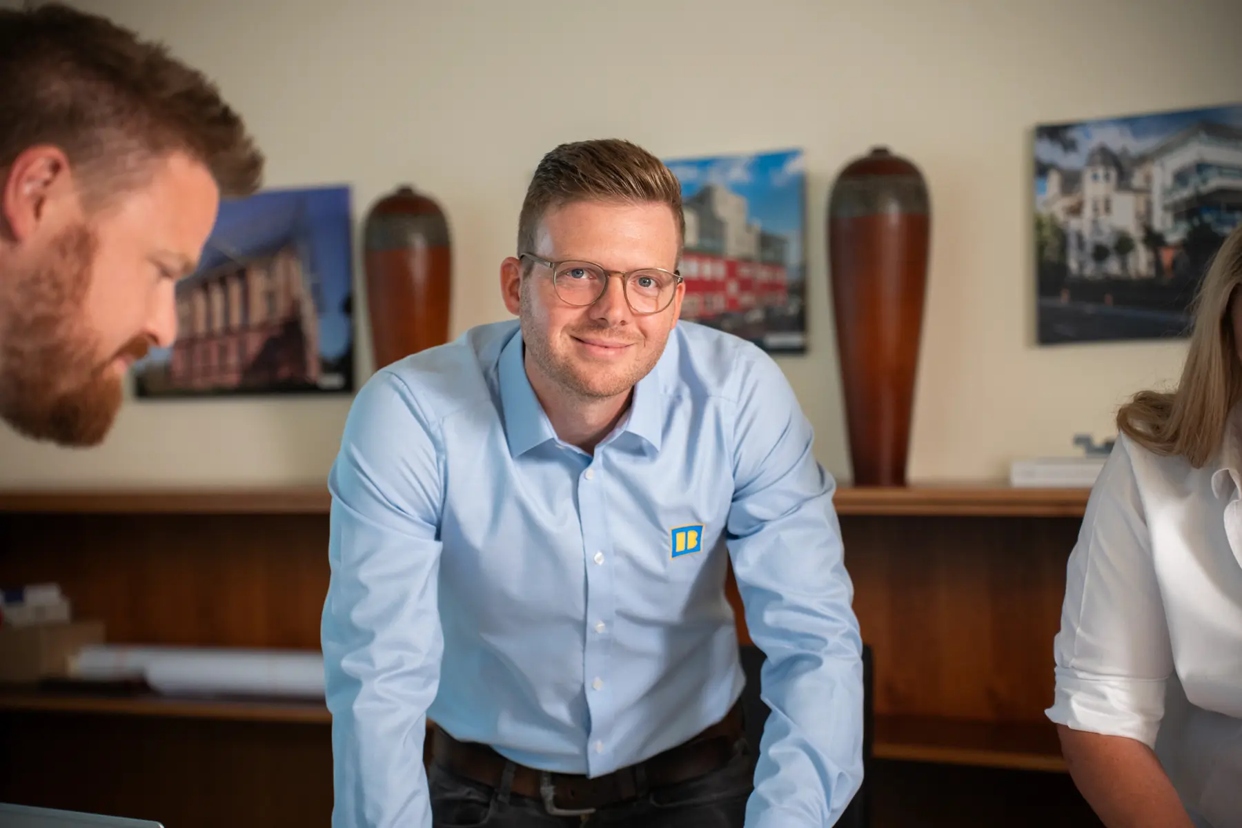 Freundlicher Mitarbeiter am Planungstisch